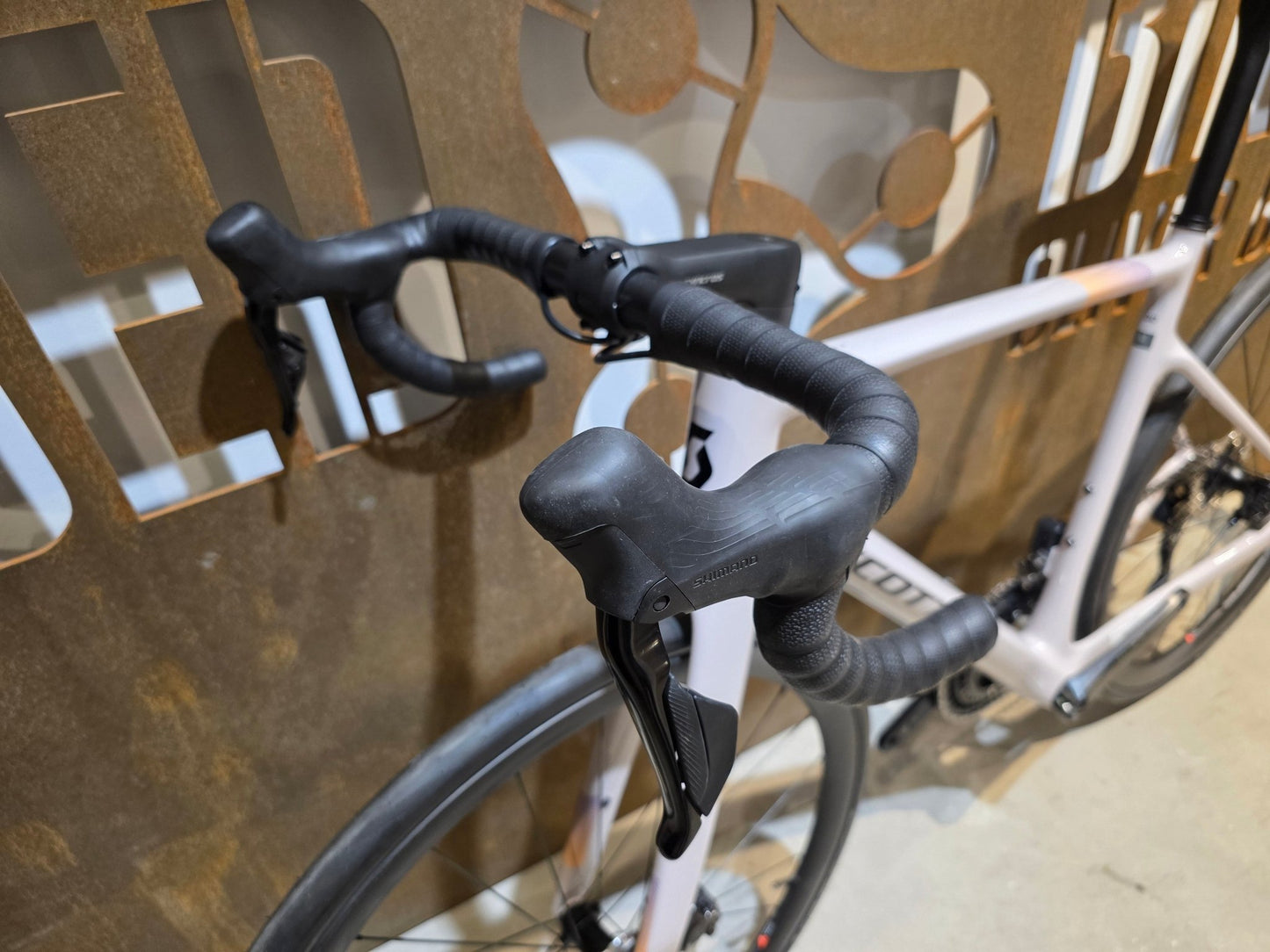 Rennrad von Scott, SCOTT ADDICT 30 / HUSHED PINK / M vor USEDBIKES - OB.DE Hintergrund