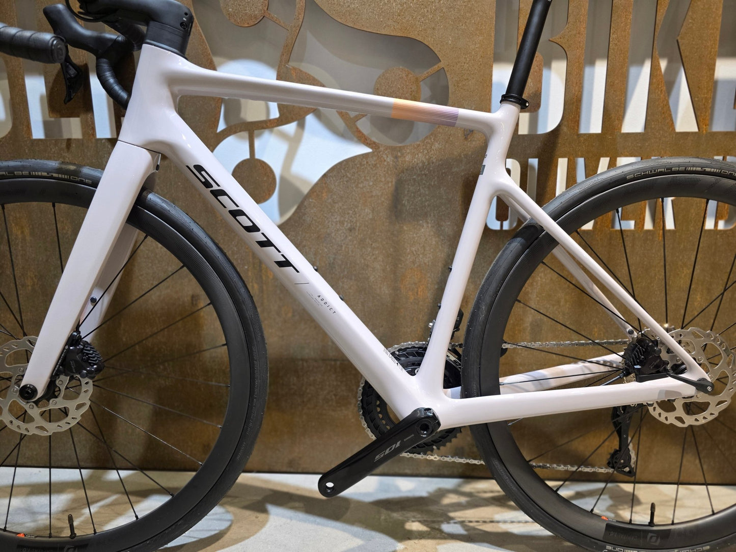 Rennrad von Scott, SCOTT ADDICT 30 / HUSHED PINK / M vor USEDBIKES - OB.DE Hintergrund