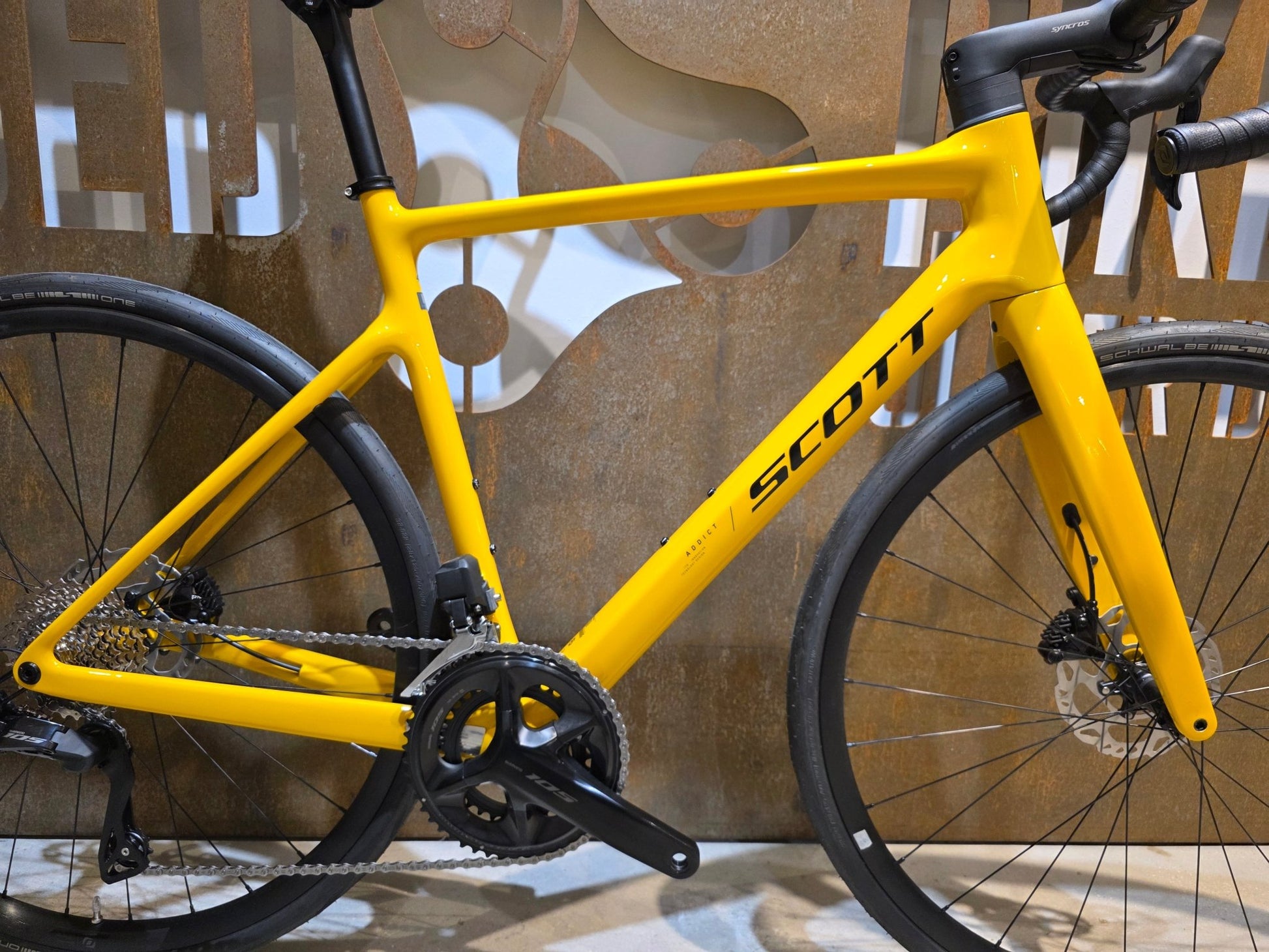 Rennrad von Scott, SCOTT ADDICT 40 / BAHAMA YELLOW / M vor USEDBIKES - OB.DE Hintergrund