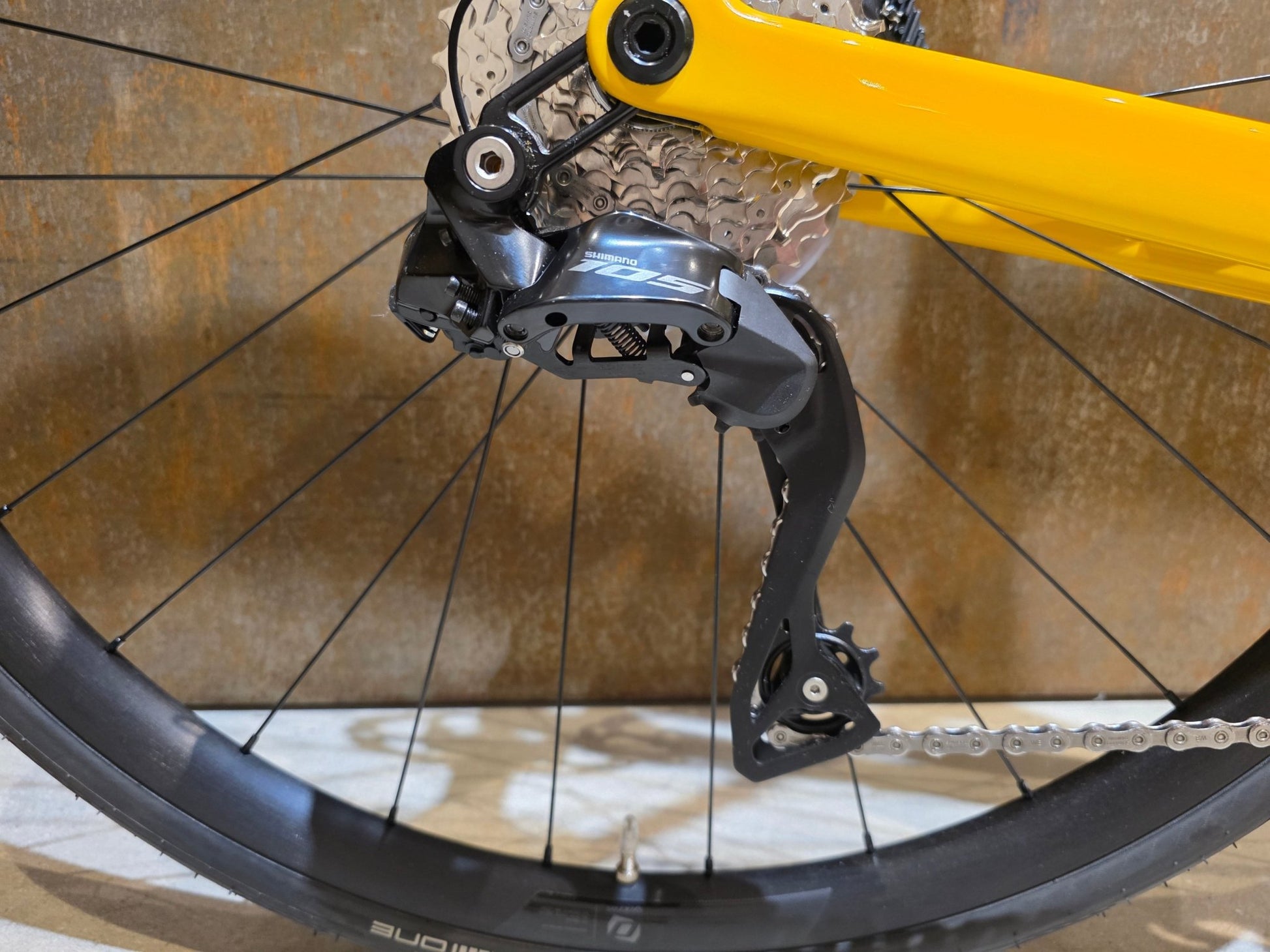 Rennrad von Scott, SCOTT ADDICT 40 / BAHAMA YELLOW / M vor USEDBIKES - OB.DE Hintergrund