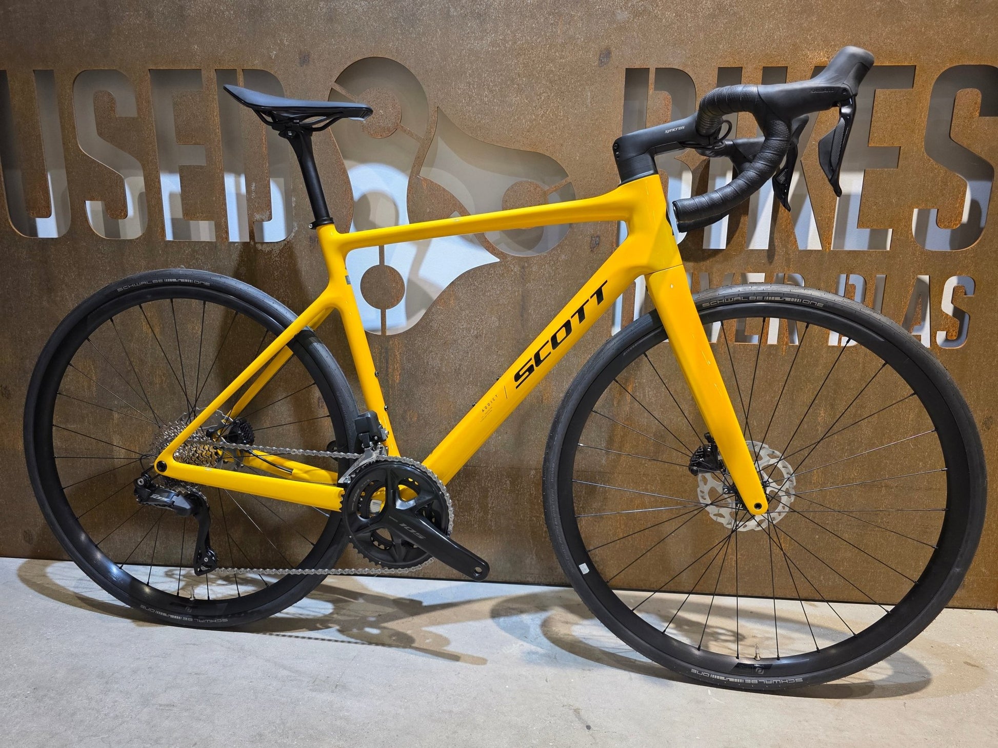 Rennrad von Scott, SCOTT ADDICT 40 / BAHAMA YELLOW / M vor USEDBIKES - OB.DE Hintergrund