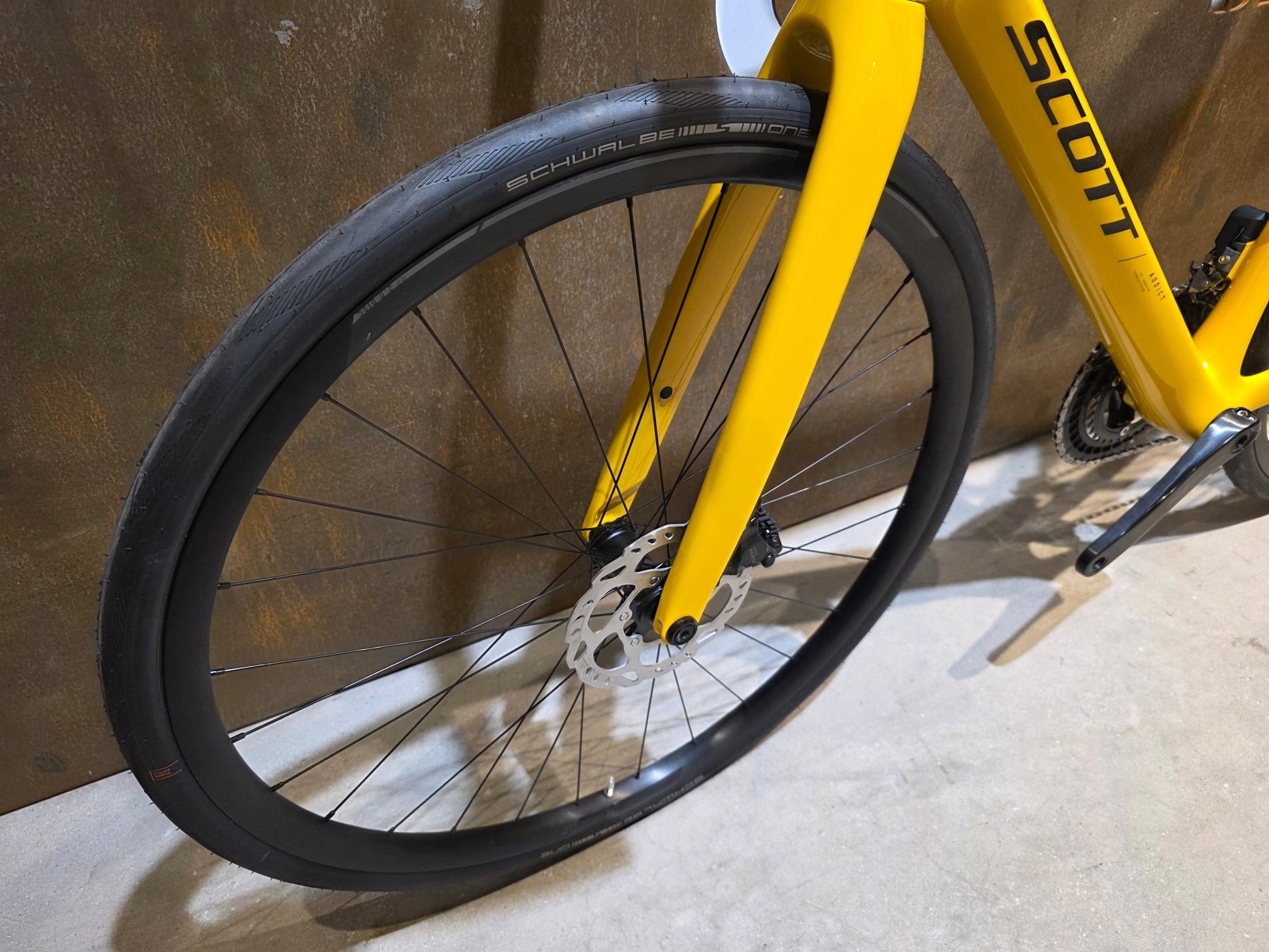 Rennrad von Scott, SCOTT ADDICT 40 / BAHAMA YELLOW / M vor USEDBIKES - OB.DE Hintergrund