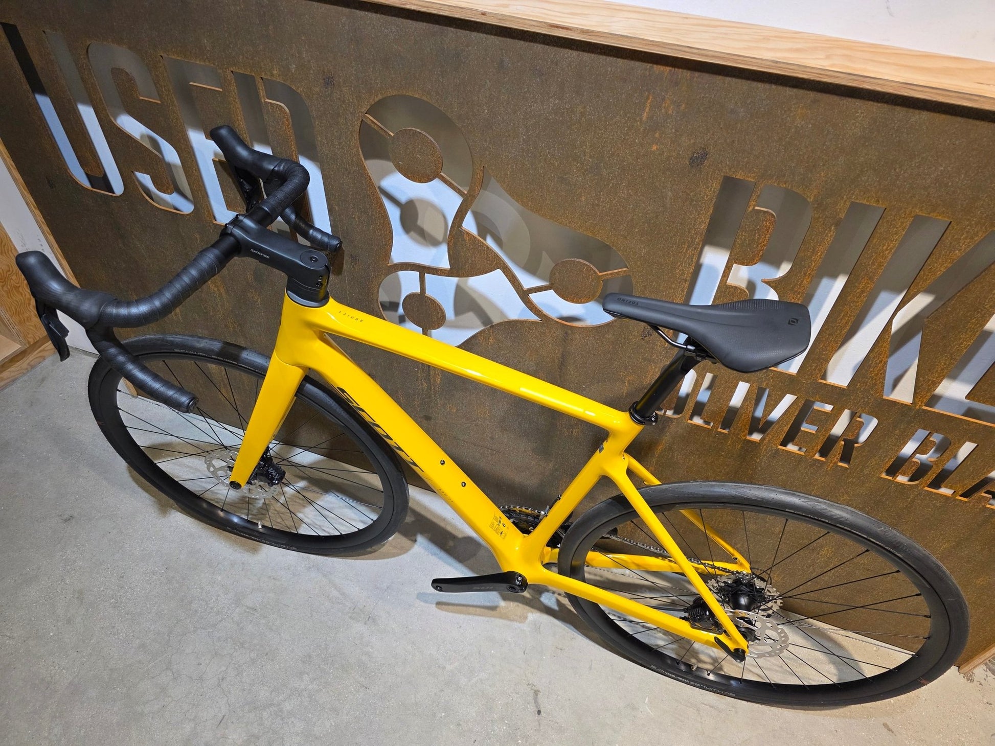 Rennrad von Scott, SCOTT ADDICT 40 / BAHAMA YELLOW / M vor USEDBIKES - OB.DE Hintergrund