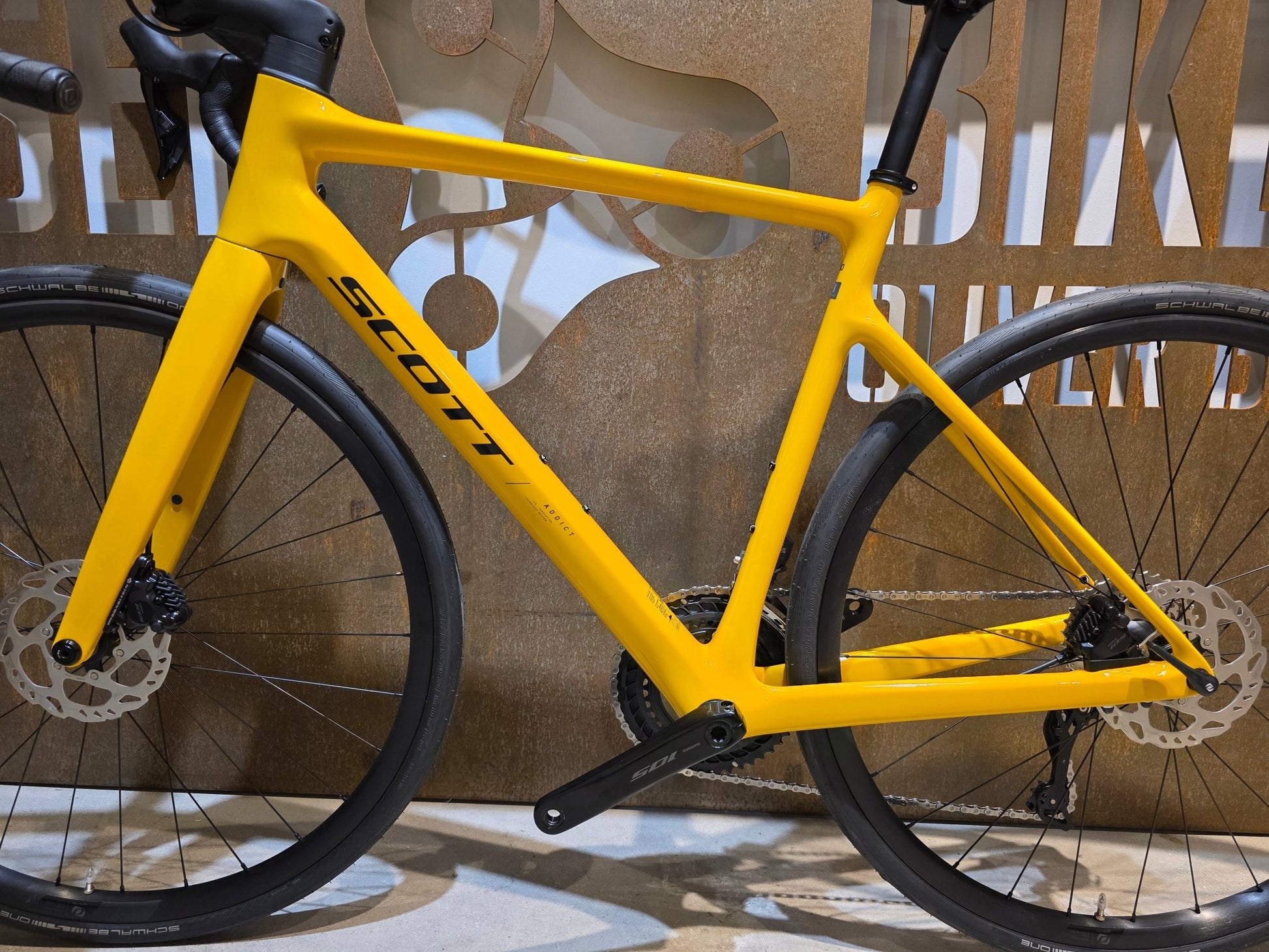 Rennrad von Scott, SCOTT ADDICT 40 / BAHAMA YELLOW / M vor USEDBIKES - OB.DE Hintergrund