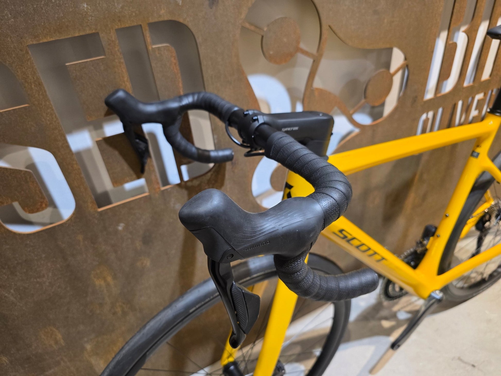 Rennrad von Scott, SCOTT ADDICT 40 / BAHAMA YELLOW / M vor USEDBIKES - OB.DE Hintergrund