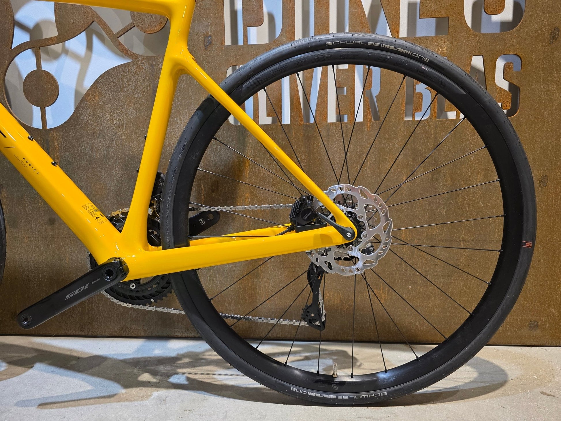 Rennrad von Scott, SCOTT ADDICT 40 / BAHAMA YELLOW / M vor USEDBIKES - OB.DE Hintergrund