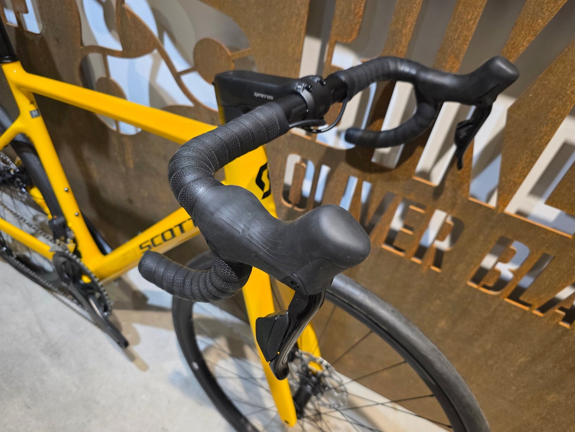 Rennrad von Scott, SCOTT ADDICT 40 / BAHAMA YELLOW / M vor USEDBIKES - OB.DE Hintergrund