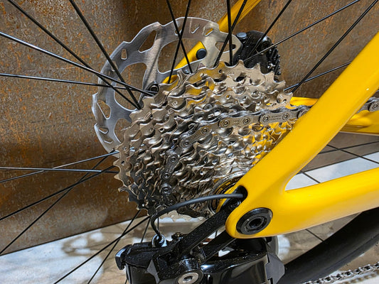 Rennrad von Scott, SCOTT ADDICT 40 / BAHAMA YELLOW / M vor USEDBIKES - OB.DE Hintergrund