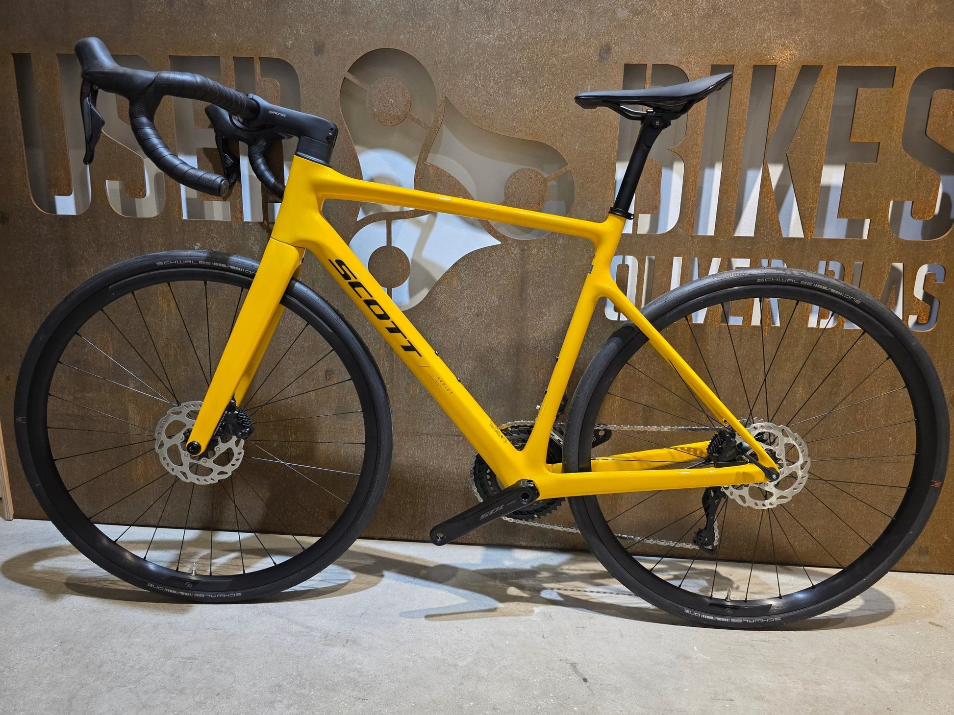 Rennrad von Scott, SCOTT ADDICT 40 / BAHAMA YELLOW / M vor USEDBIKES - OB.DE Hintergrund