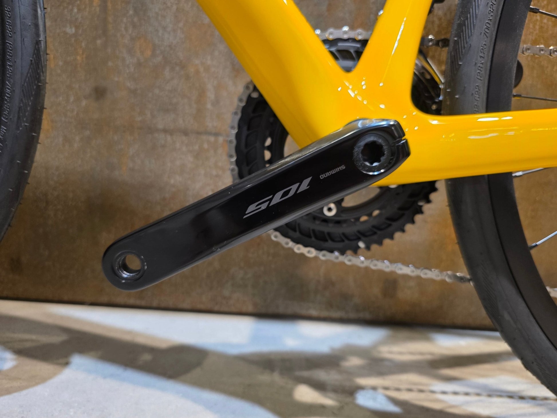 Rennrad von Scott, SCOTT ADDICT 40 / BAHAMA YELLOW / M vor USEDBIKES - OB.DE Hintergrund