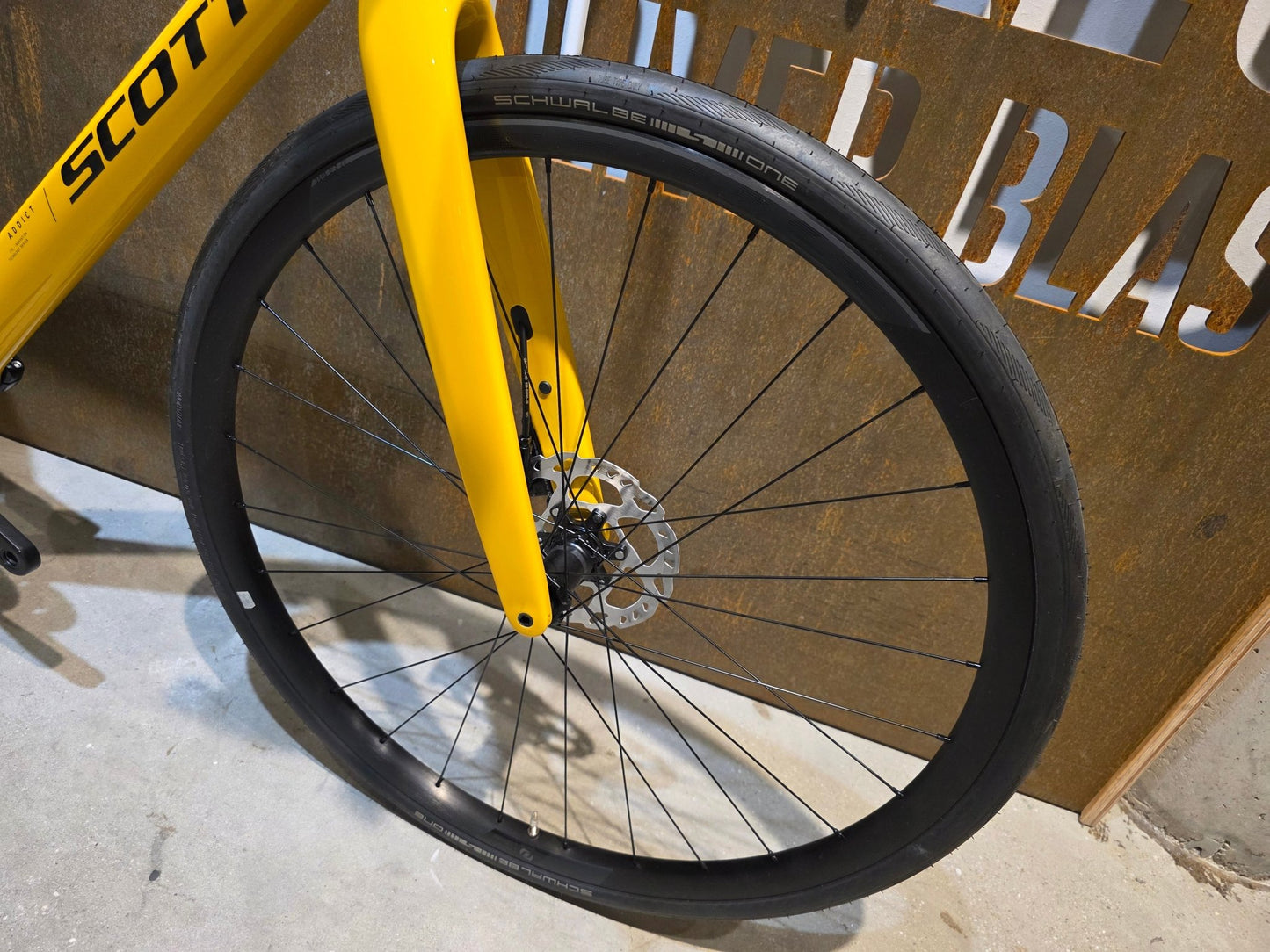 Rennrad von Scott, SCOTT ADDICT 40 / BAHAMA YELLOW / M vor USEDBIKES - OB.DE Hintergrund