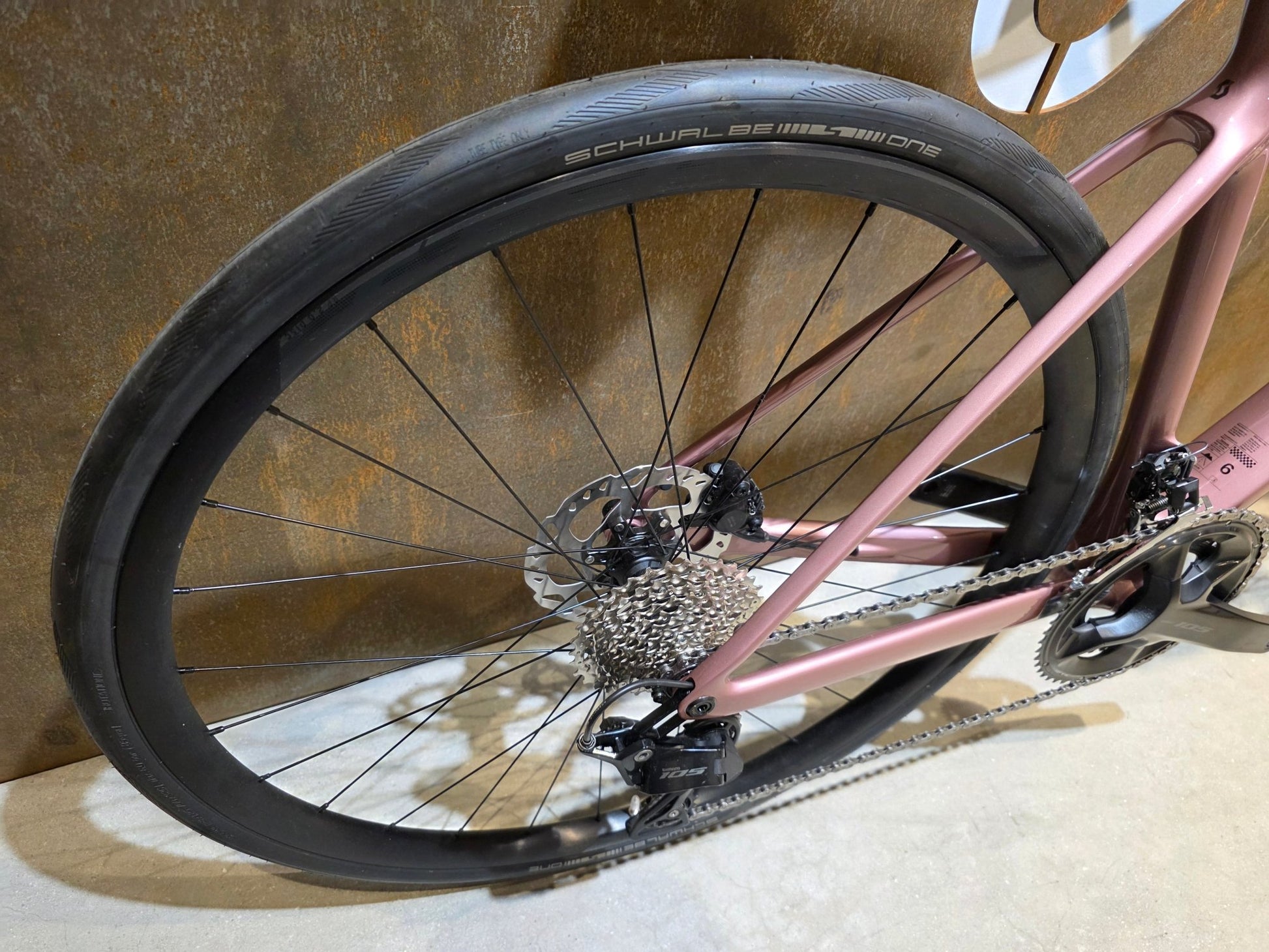 Rennrad von Scott, SCOTT ADDICT 50 / ASH PINK / M vor USEDBIKES - OB.DE Hintergrund