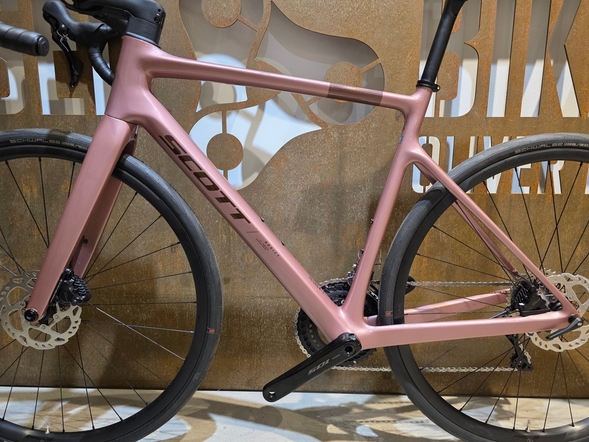 Rennrad von Scott, SCOTT ADDICT 50 / ASH PINK / M vor USEDBIKES - OB.DE Hintergrund