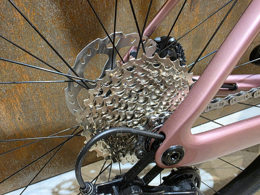 Rennrad von Scott, SCOTT ADDICT 50 / ASH PINK / M vor USEDBIKES - OB.DE Hintergrund