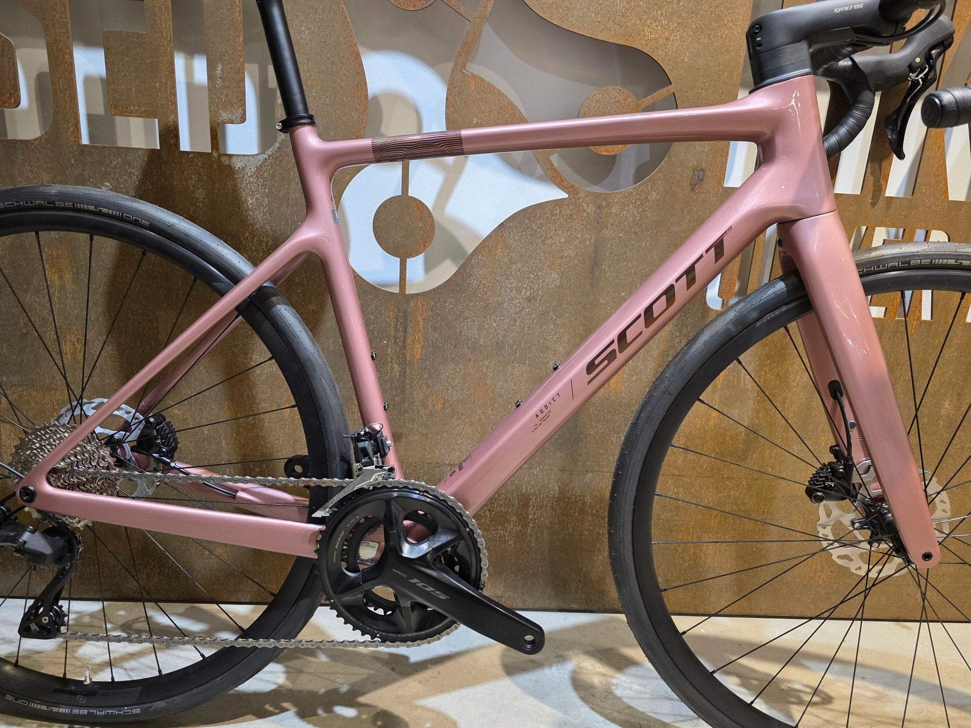 Rennrad von Scott, SCOTT ADDICT 50 / ASH PINK / M vor USEDBIKES - OB.DE Hintergrund
