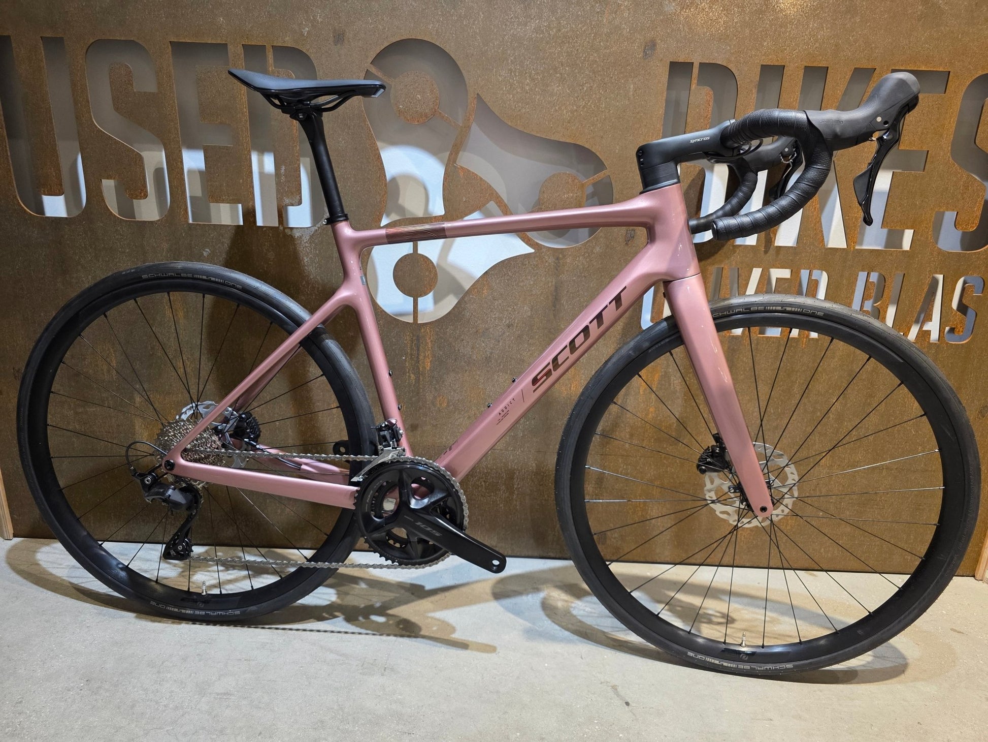 Rennrad von Scott, SCOTT ADDICT 50 / ASH PINK / M vor USEDBIKES - OB.DE Hintergrund