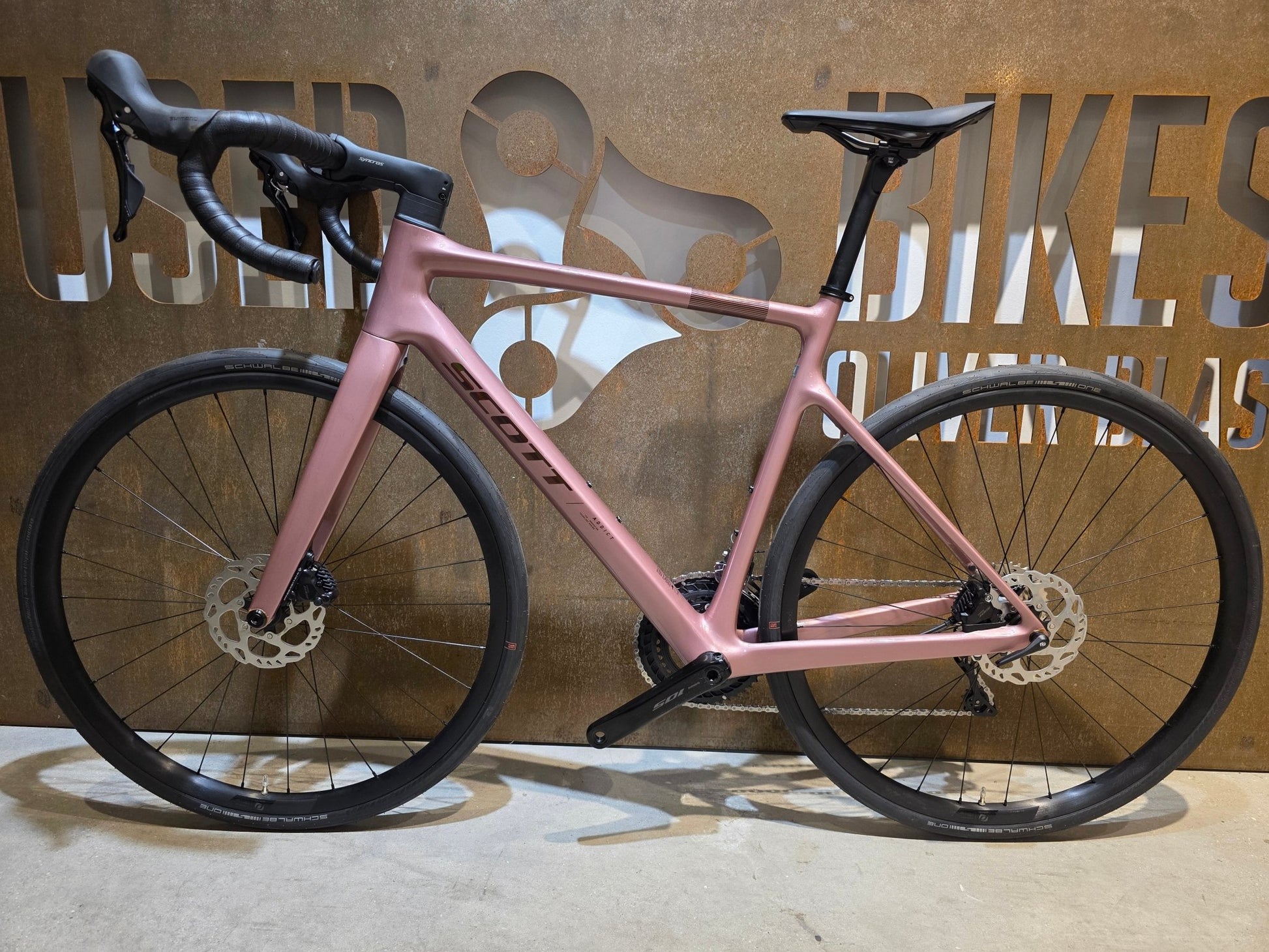 Rennrad von Scott, SCOTT ADDICT 50 / ASH PINK / M vor USEDBIKES - OB.DE Hintergrund