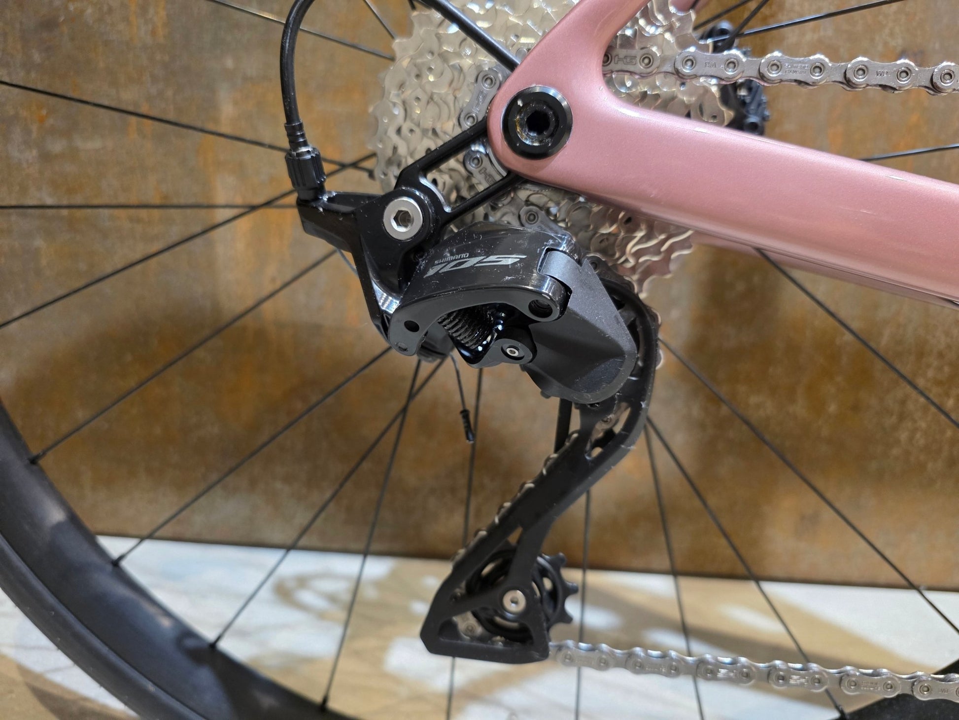 Rennrad von Scott, SCOTT ADDICT 50 / ASH PINK / M vor USEDBIKES - OB.DE Hintergrund