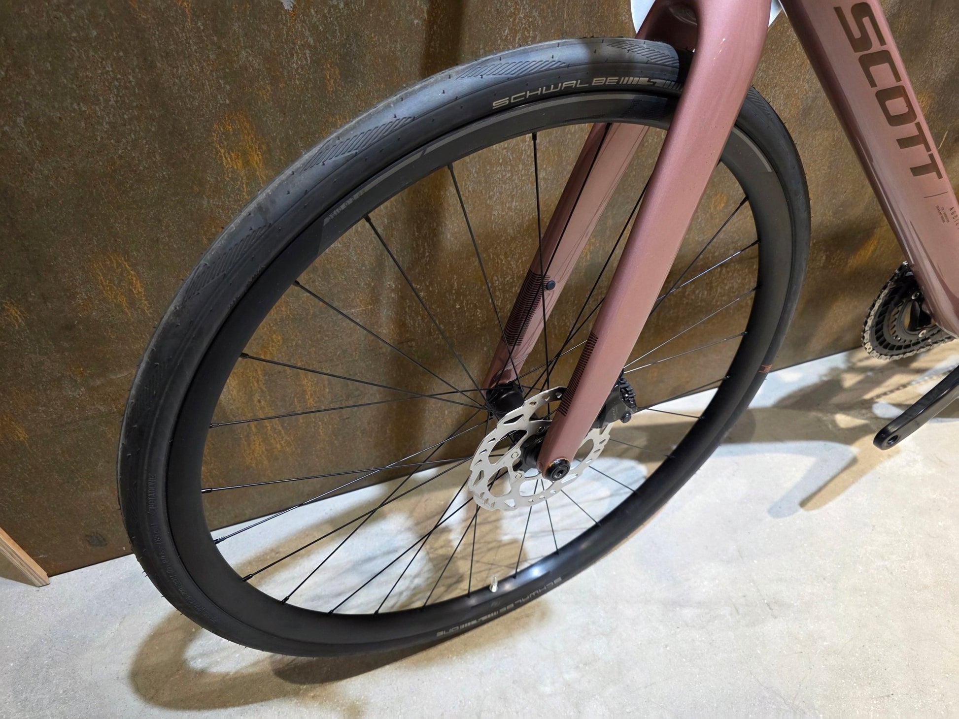 Rennrad von Scott, SCOTT ADDICT 50 / ASH PINK / M vor USEDBIKES - OB.DE Hintergrund