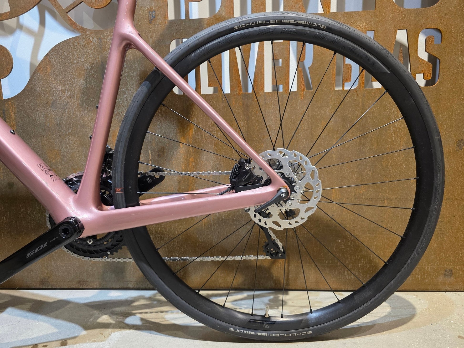 Rennrad von Scott, SCOTT ADDICT 50 / ASH PINK / M vor USEDBIKES - OB.DE Hintergrund