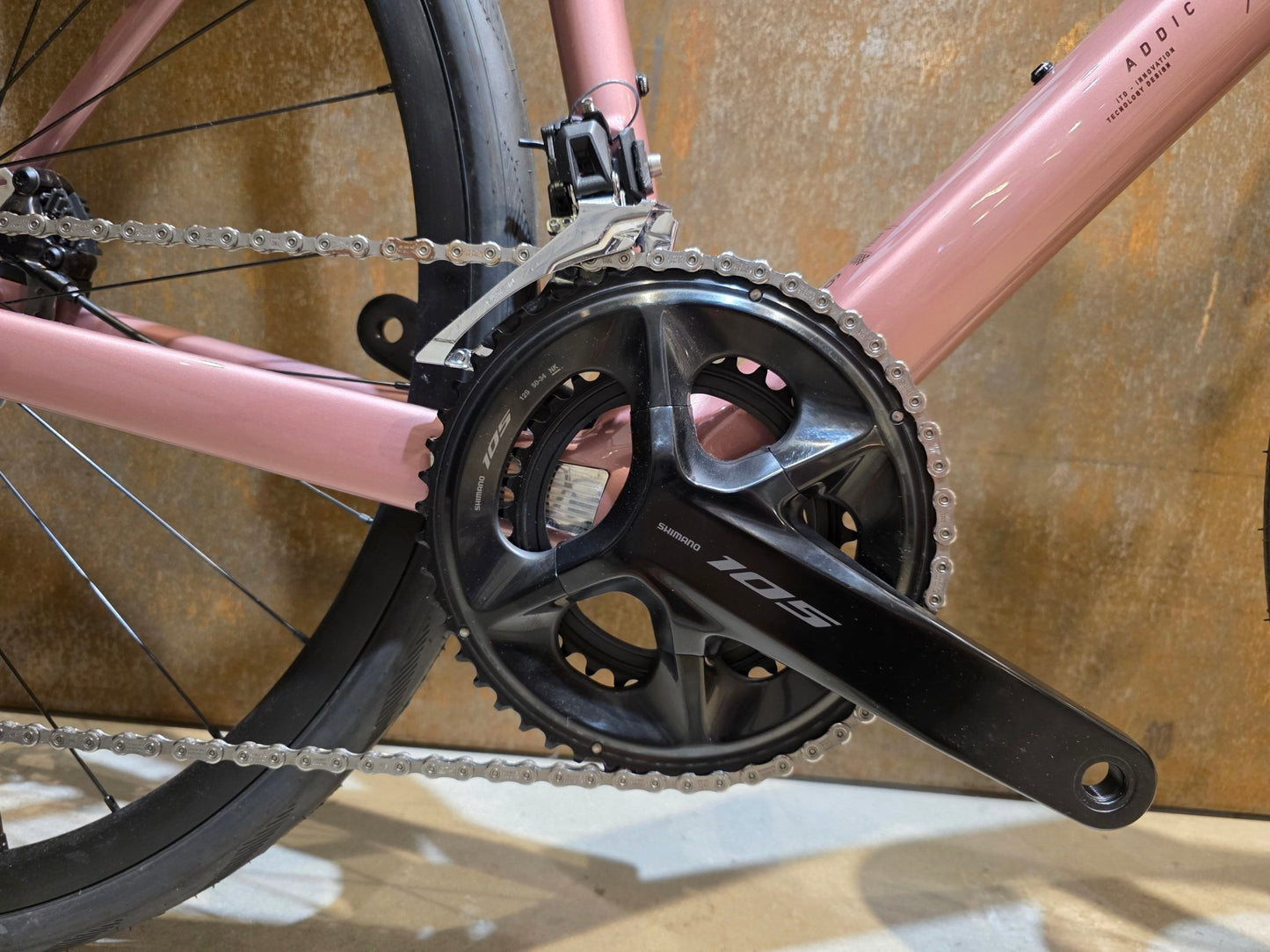 Rennrad von Scott, SCOTT ADDICT 50 / ASH PINK / M vor USEDBIKES - OB.DE Hintergrund
