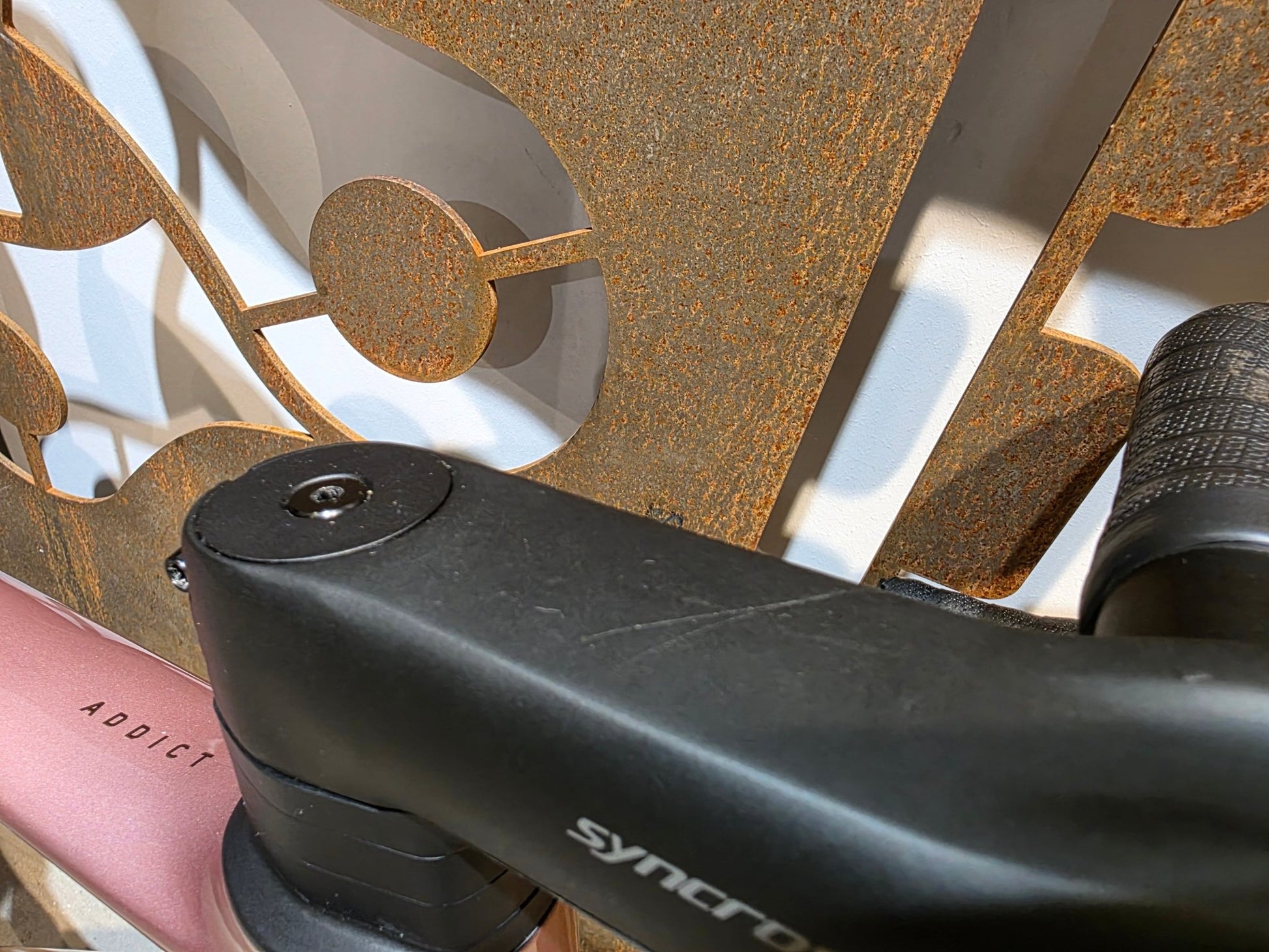 Rennrad von Scott, SCOTT ADDICT 50 / ASH PINK / M vor USEDBIKES - OB.DE Hintergrund