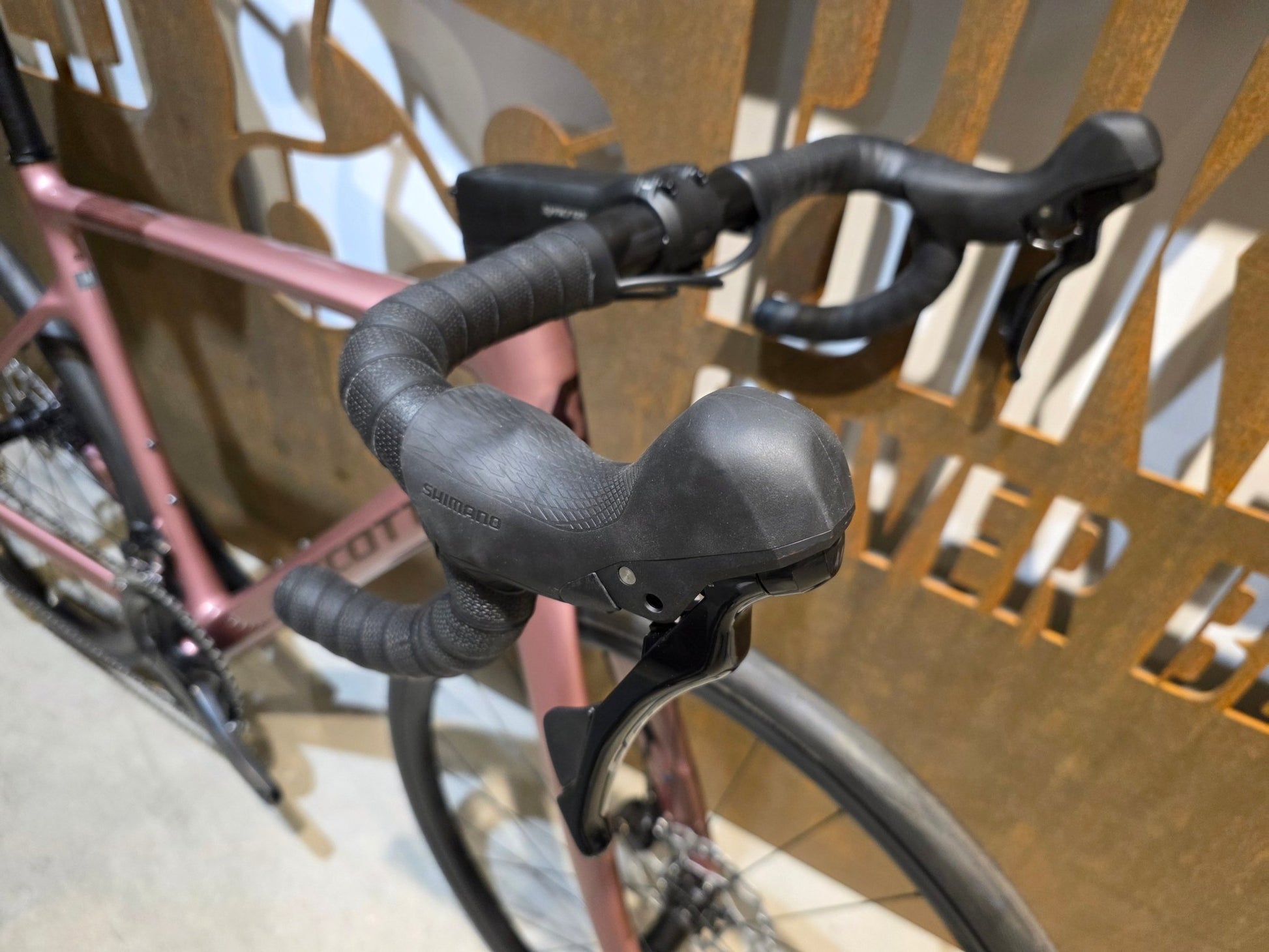 Rennrad von Scott, SCOTT ADDICT 50 / ASH PINK / M vor USEDBIKES - OB.DE Hintergrund