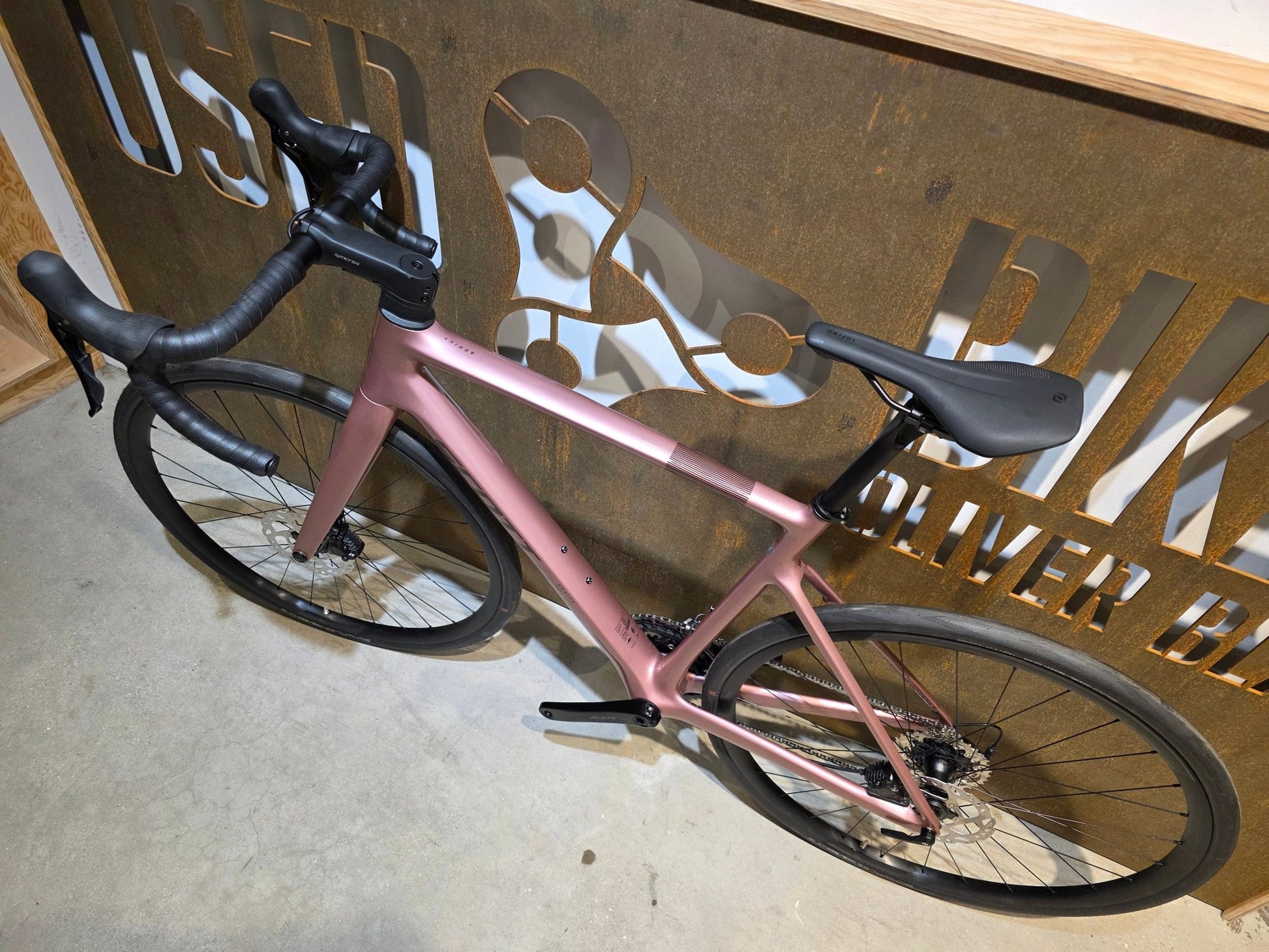 Rennrad von Scott, SCOTT ADDICT 50 / ASH PINK / M vor USEDBIKES - OB.DE Hintergrund