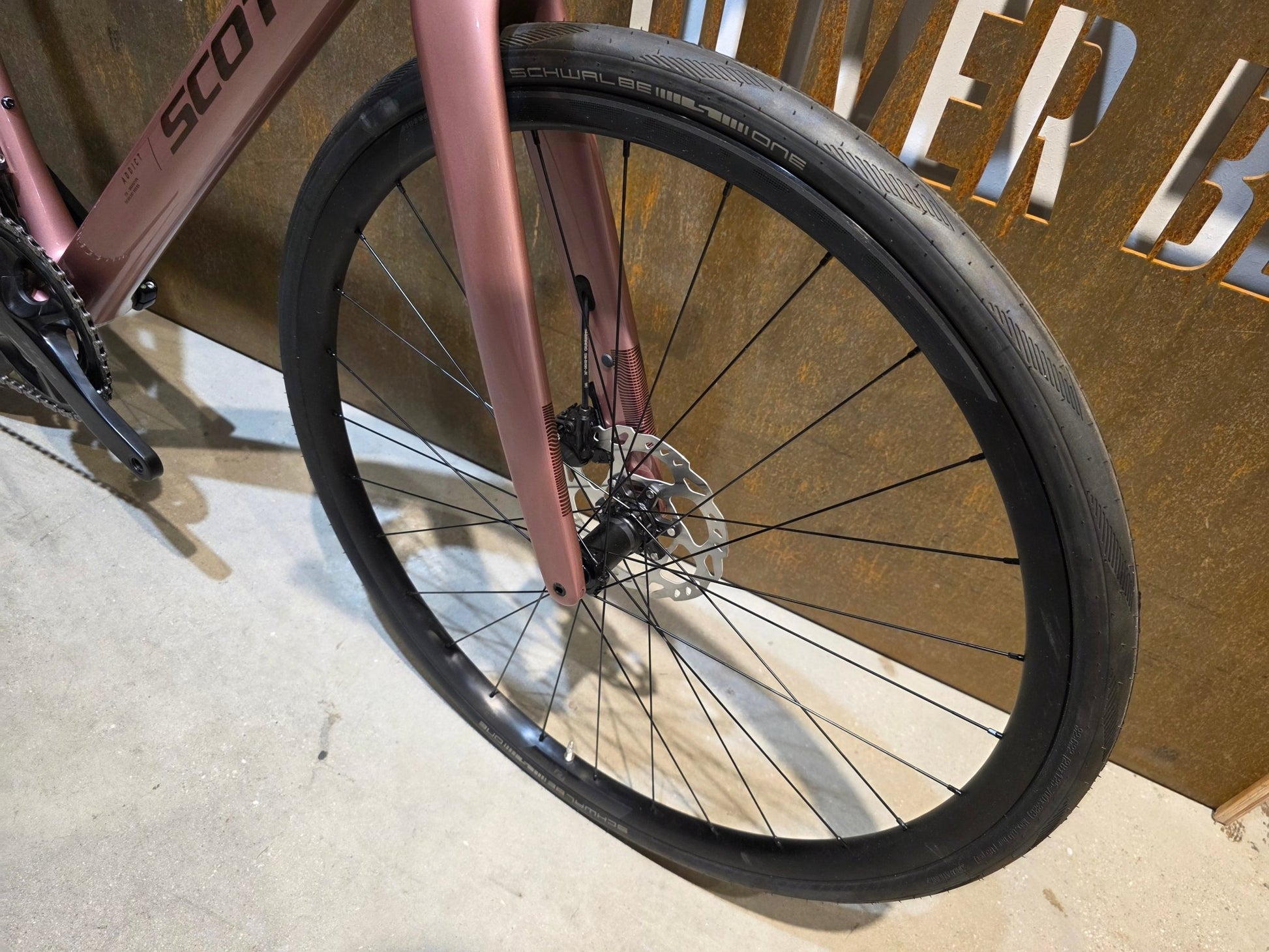 Rennrad von Scott, SCOTT ADDICT 50 / ASH PINK / M vor USEDBIKES - OB.DE Hintergrund