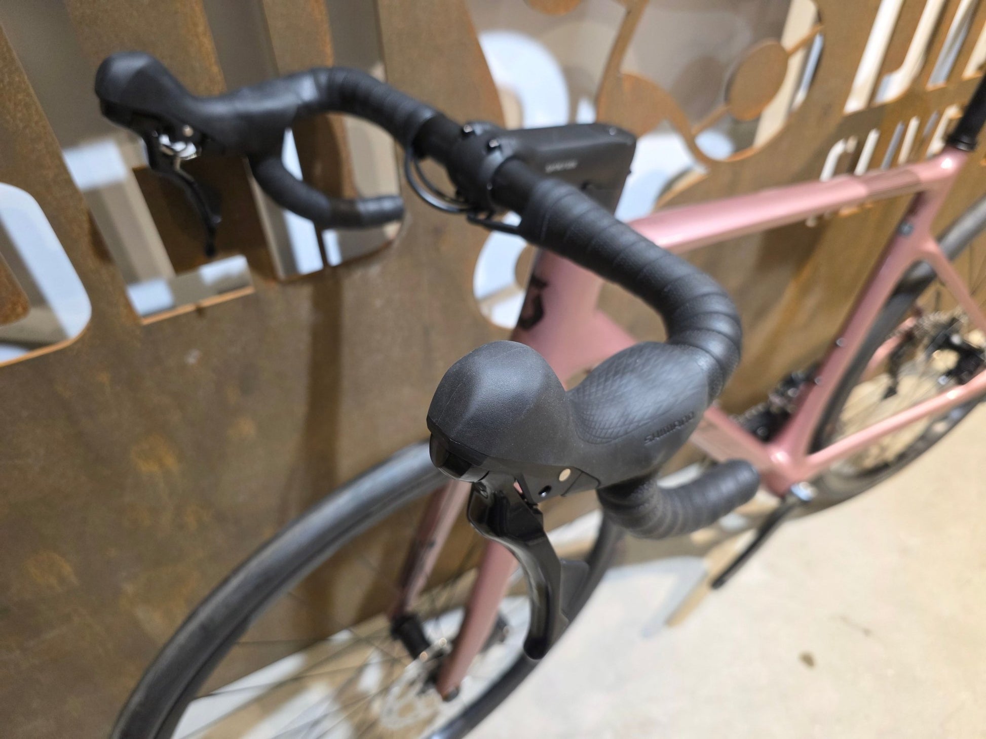 Rennrad von Scott, SCOTT ADDICT 50 / ASH PINK / M vor USEDBIKES - OB.DE Hintergrund