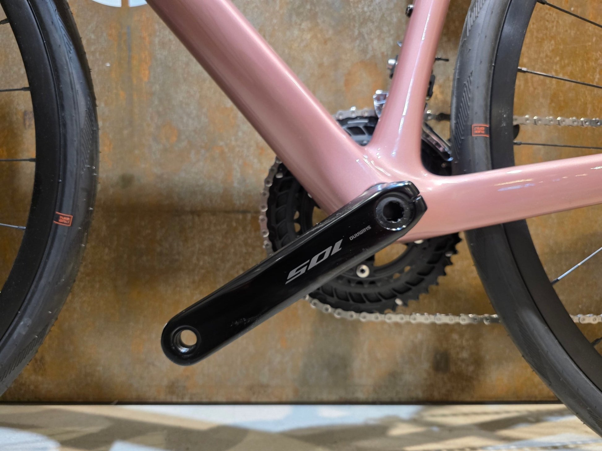 Rennrad von Scott, SCOTT ADDICT 50 / ASH PINK / M vor USEDBIKES - OB.DE Hintergrund