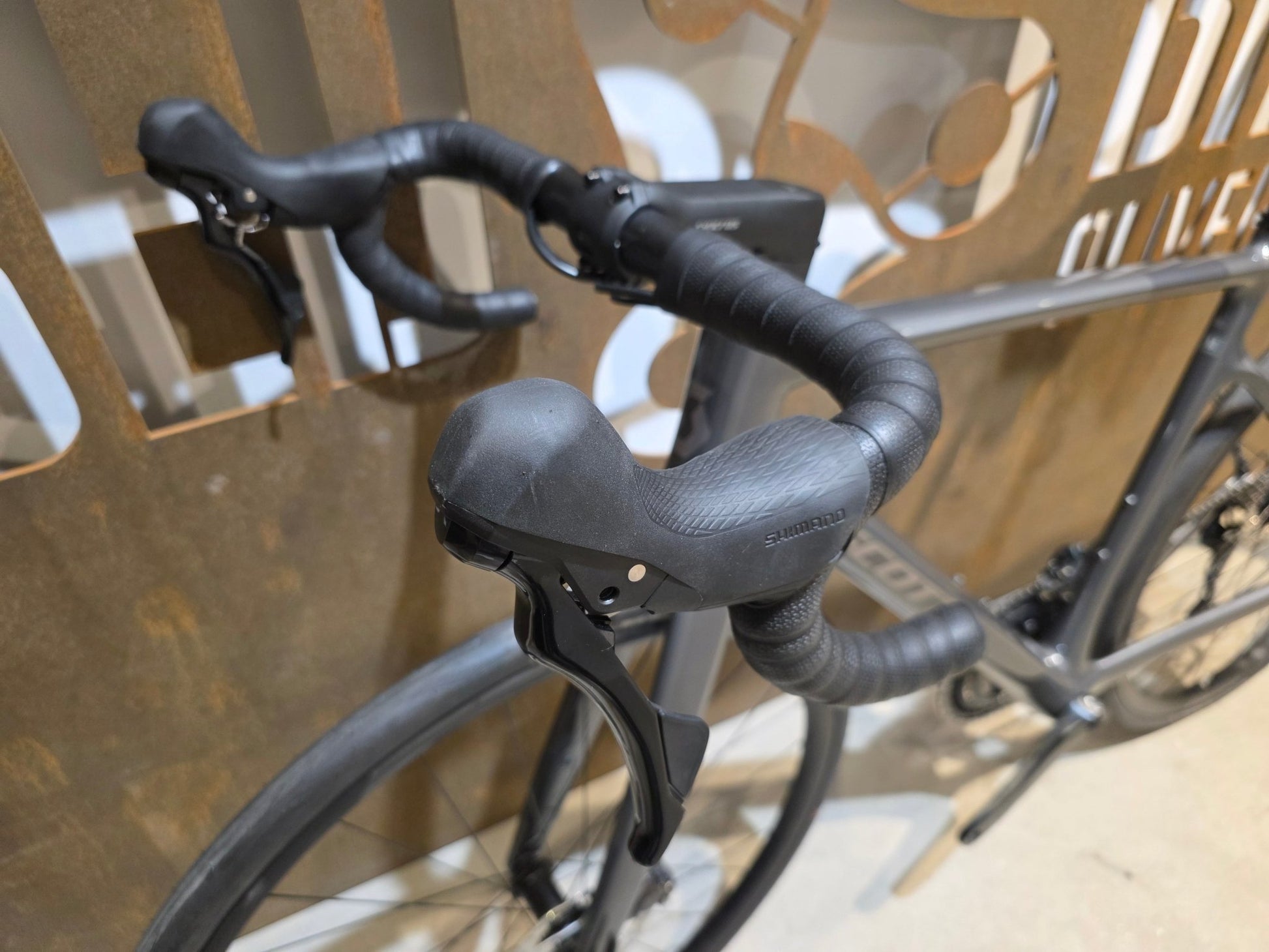 Rennrad von Scott, SCOTT ADDICT 50 / SLATE GREY / M vor USEDBIKES - OB.DE Hintergrund