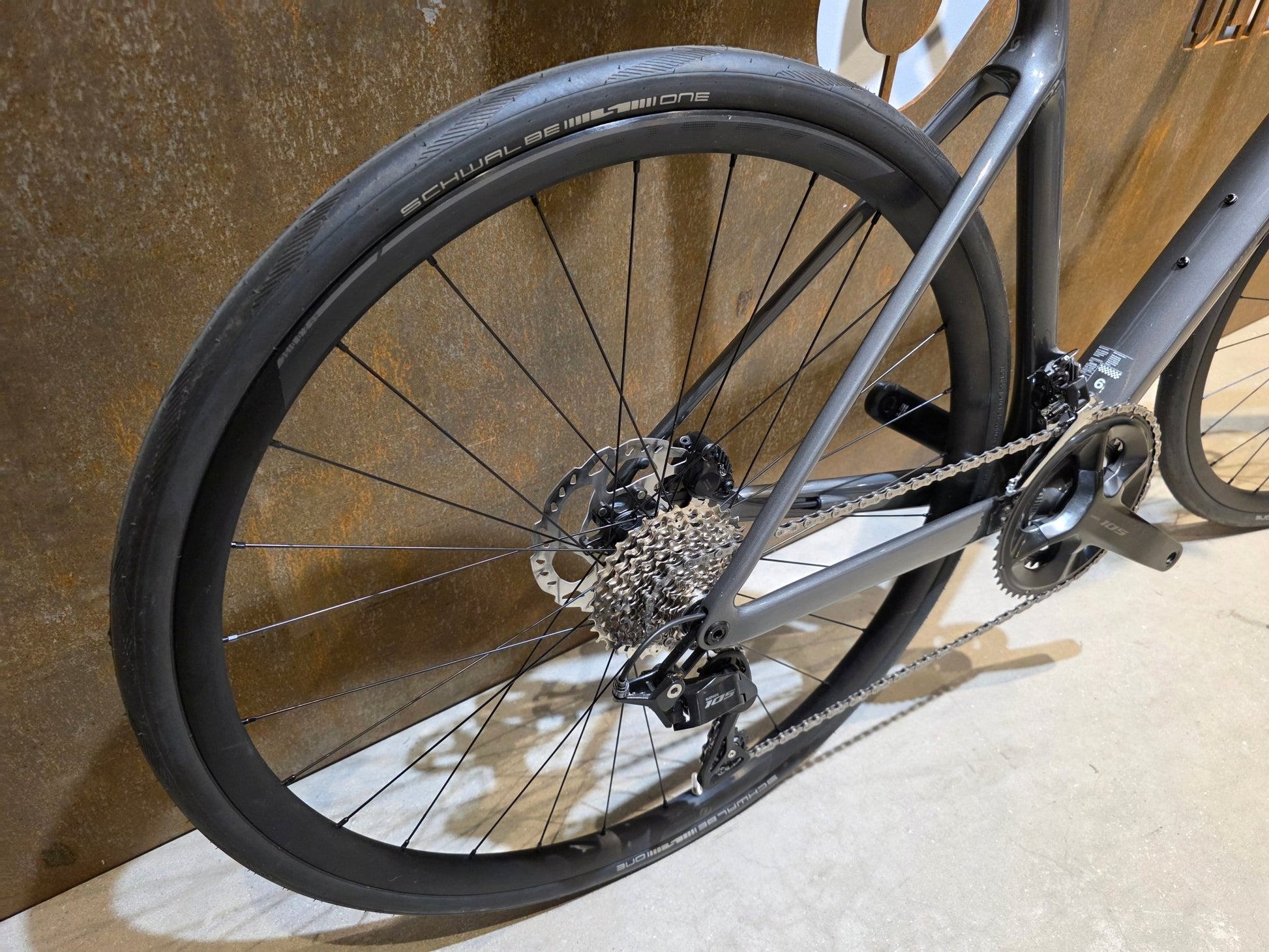 Rennrad von Scott, SCOTT ADDICT 50 / SLATE GREY / M vor USEDBIKES - OB.DE Hintergrund