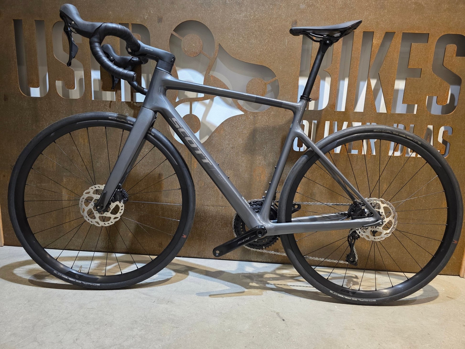 Rennrad von Scott, SCOTT ADDICT 50 / SLATE GREY / M vor USEDBIKES - OB.DE Hintergrund