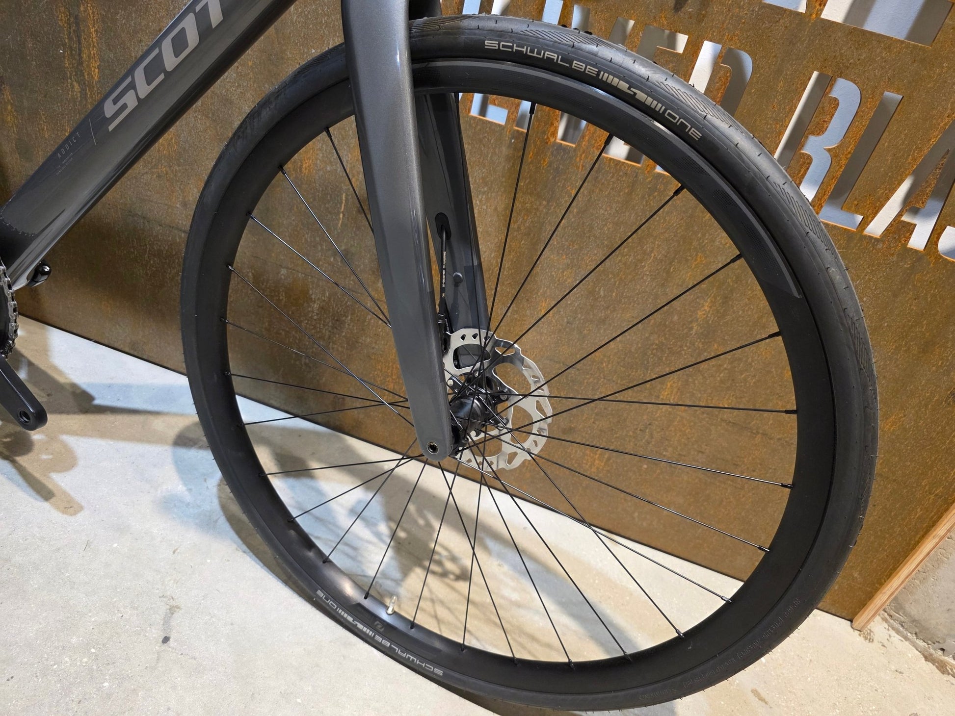 Rennrad von Scott, SCOTT ADDICT 50 / SLATE GREY / M vor USEDBIKES - OB.DE Hintergrund