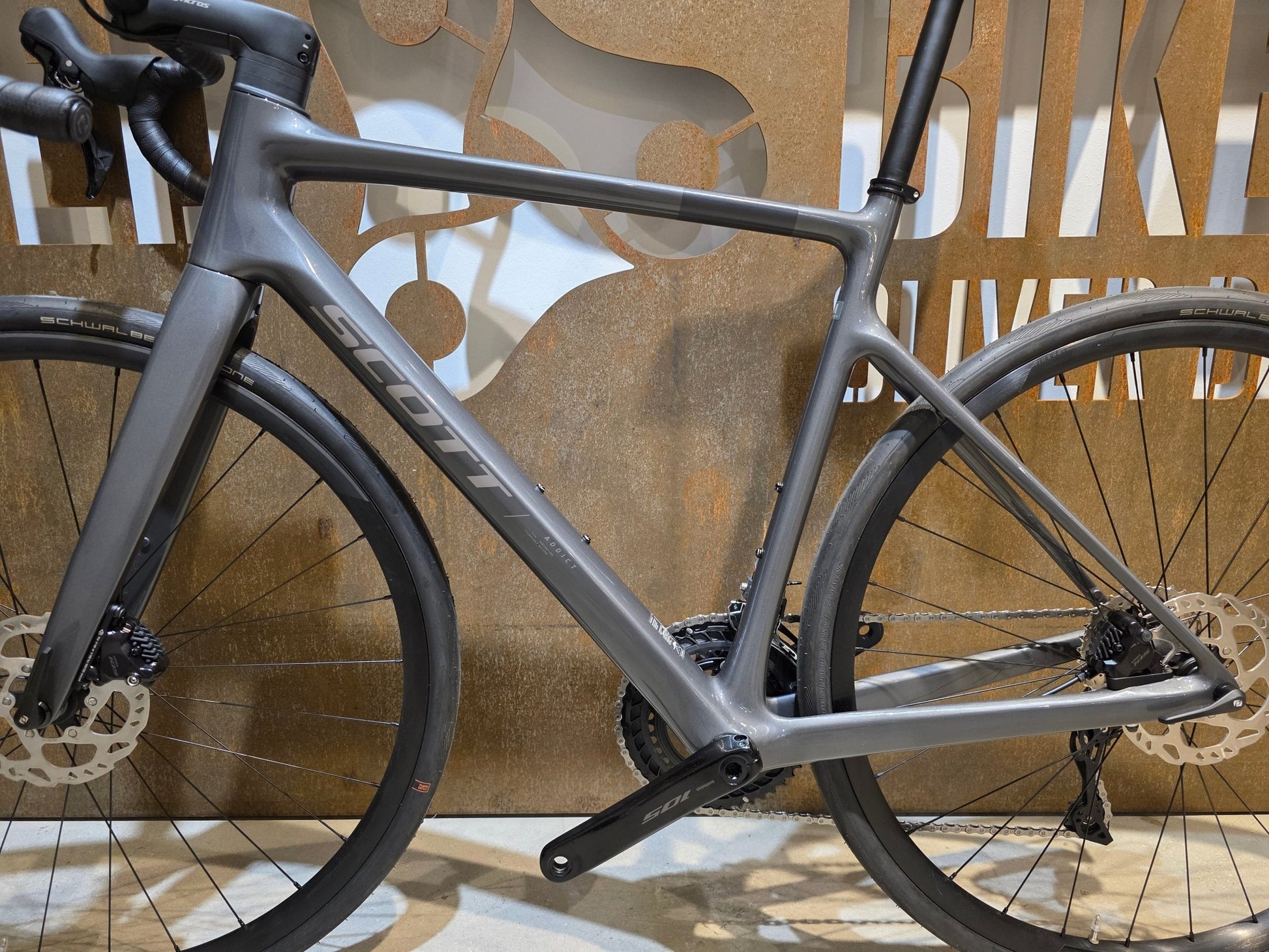Rennrad von Scott, SCOTT ADDICT 50 / SLATE GREY / M vor USEDBIKES - OB.DE Hintergrund