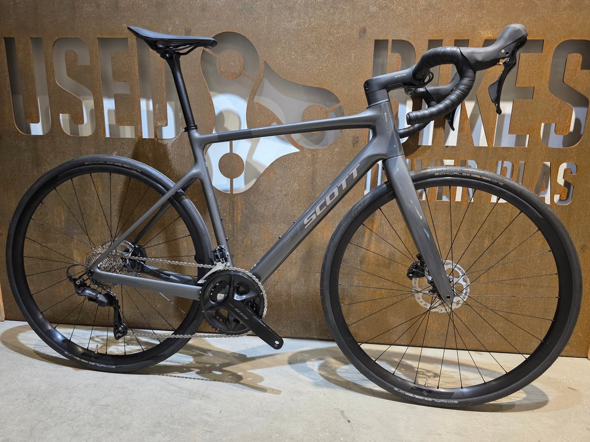 Rennrad von Scott, SCOTT ADDICT 50 / SLATE GREY / M vor USEDBIKES - OB.DE Hintergrund