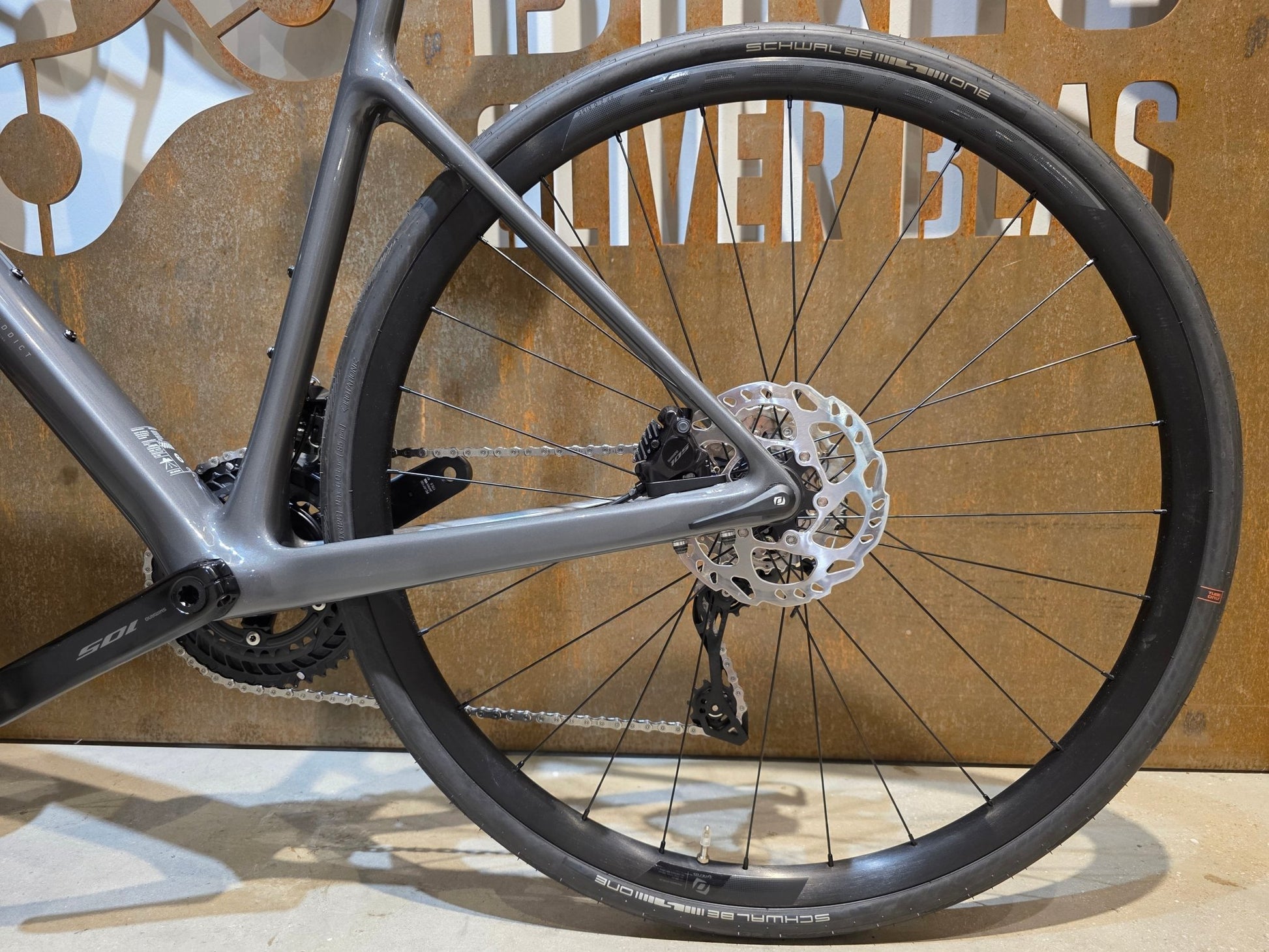 Rennrad von Scott, SCOTT ADDICT 50 / SLATE GREY / M vor USEDBIKES - OB.DE Hintergrund