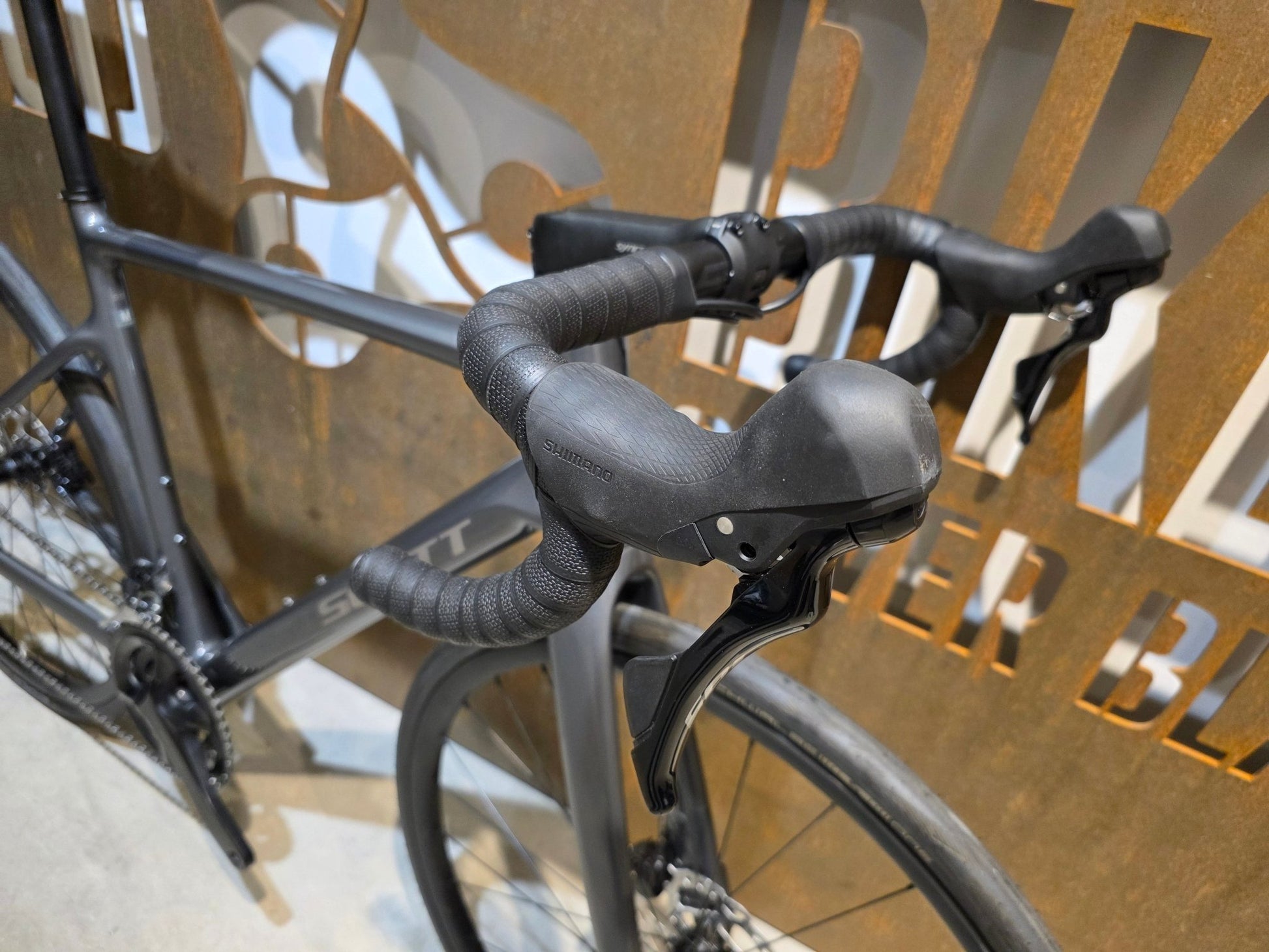 Rennrad von Scott, SCOTT ADDICT 50 / SLATE GREY / M vor USEDBIKES - OB.DE Hintergrund