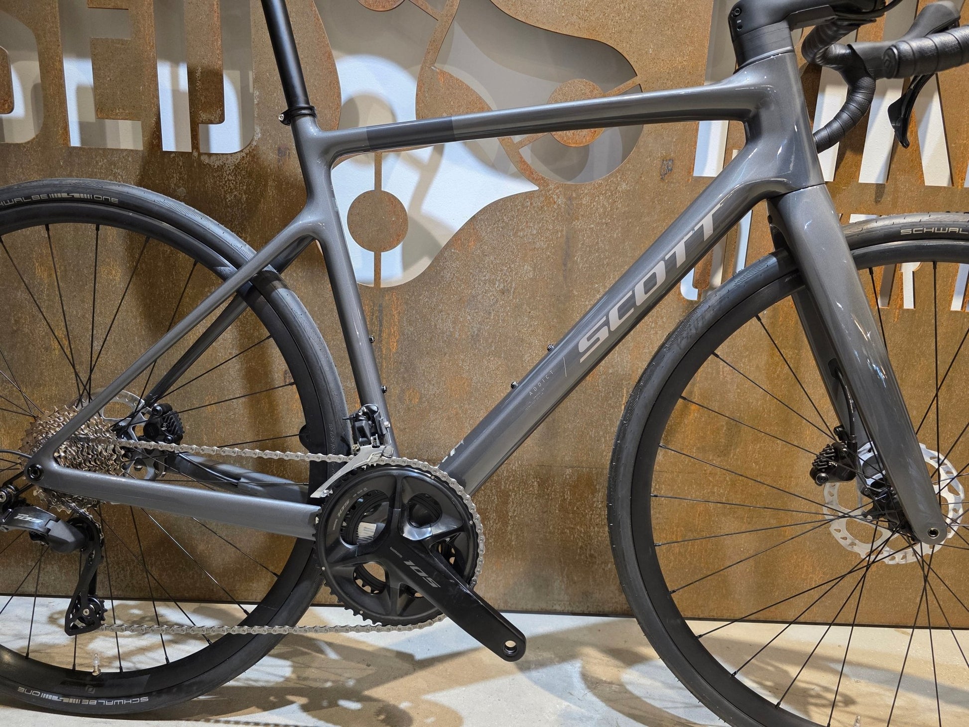 Rennrad von Scott, SCOTT ADDICT 50 / SLATE GREY / M vor USEDBIKES - OB.DE Hintergrund