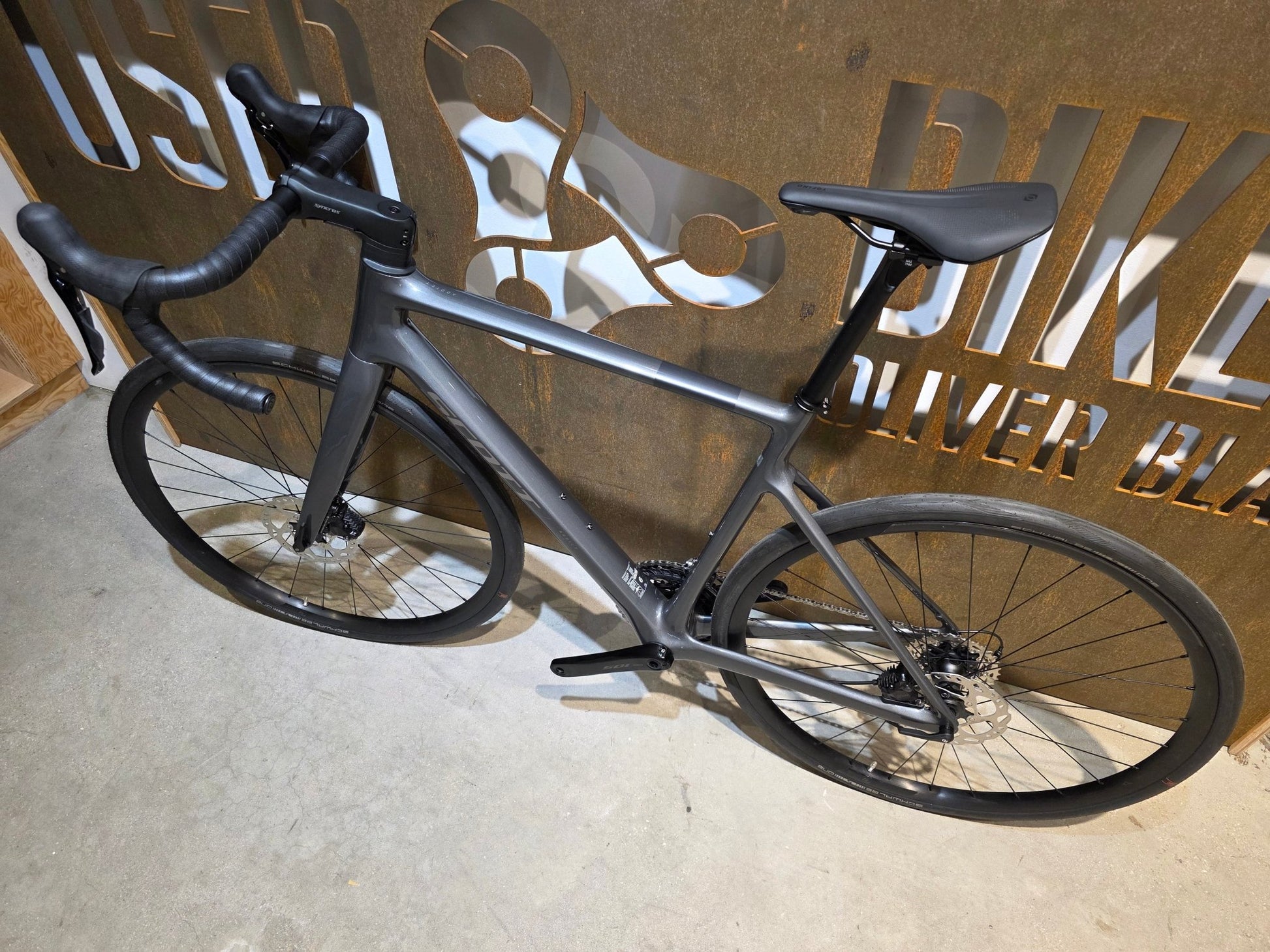 Rennrad von Scott, SCOTT ADDICT 50 / SLATE GREY / M vor USEDBIKES - OB.DE Hintergrund