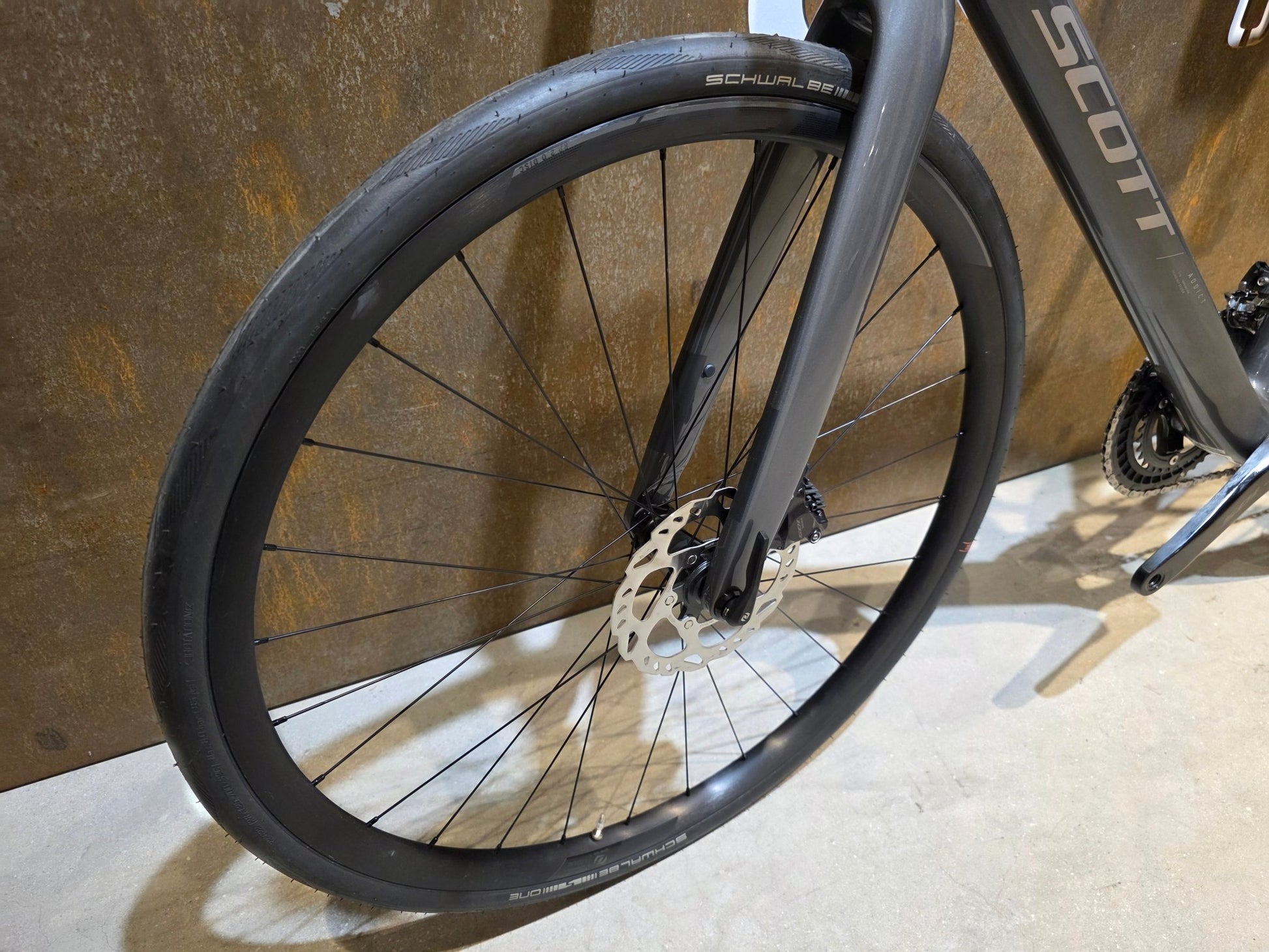 Rennrad von Scott, SCOTT ADDICT 50 / SLATE GREY / M vor USEDBIKES - OB.DE Hintergrund