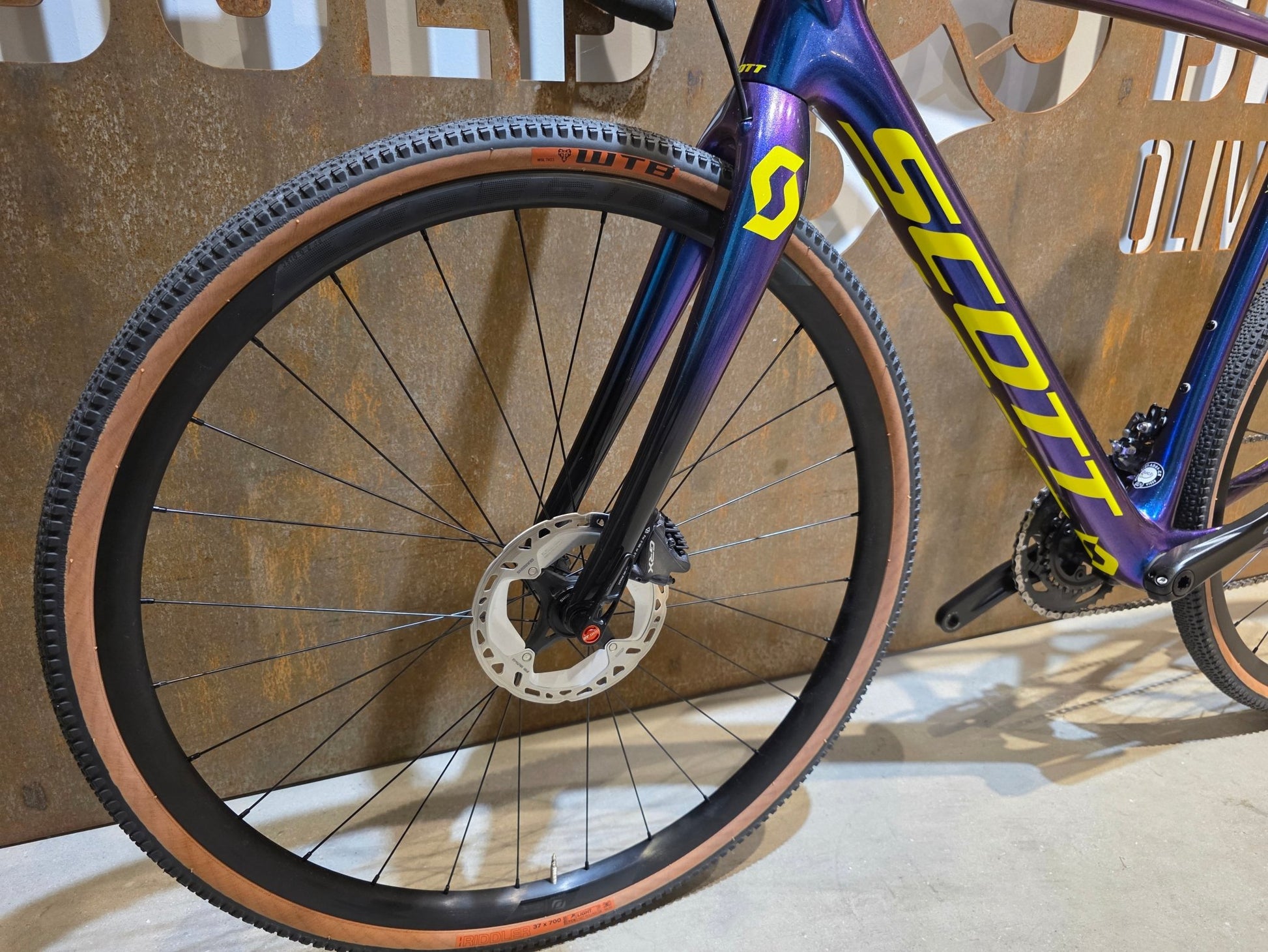 Gravel/Cyclocross von Scott, SCOTT ADDICT CX RC / GRAVEL / L vor USEDBIKES - OB.DE Hintergrund