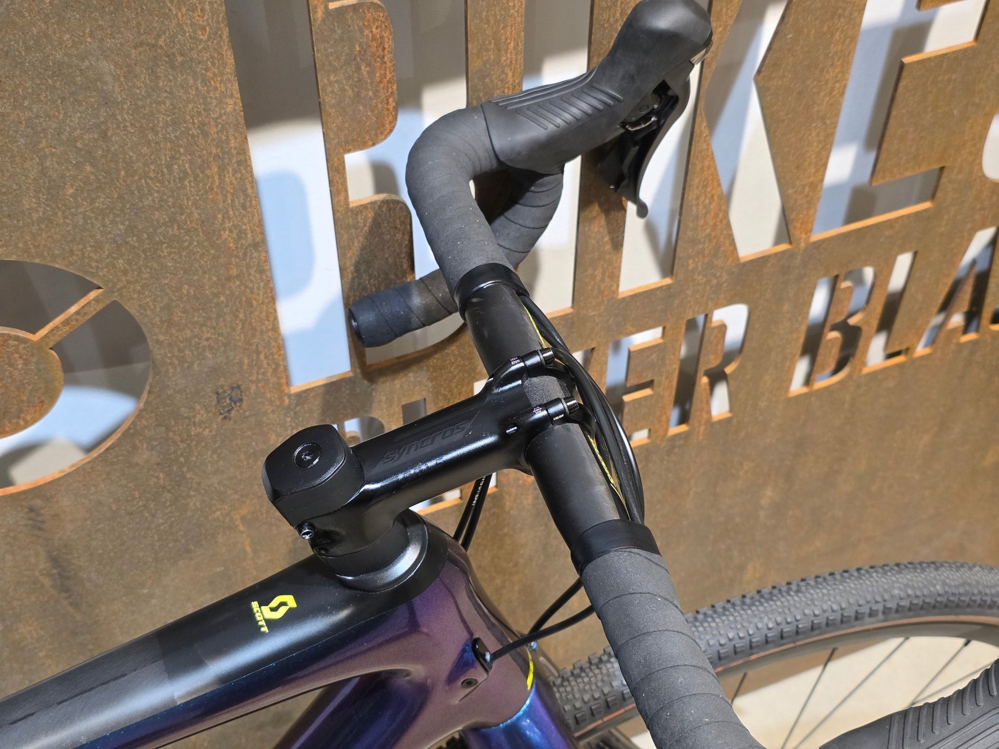 Gravel/Cyclocross von Scott, SCOTT ADDICT CX RC / GRAVEL / L vor USEDBIKES - OB.DE Hintergrund