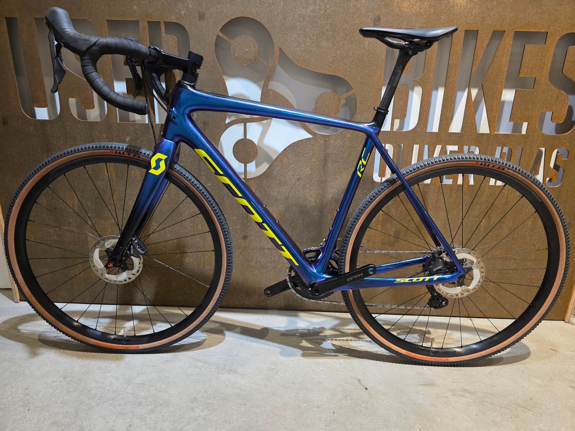 Gravel/Cyclocross von Scott, SCOTT ADDICT CX RC / GRAVEL / L vor USEDBIKES - OB.DE Hintergrund