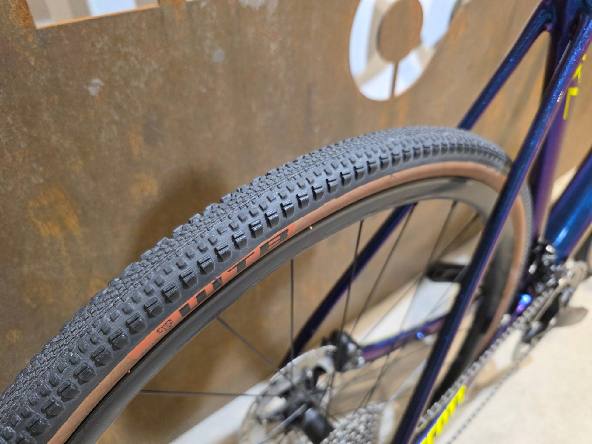 Gravel/Cyclocross von Scott, SCOTT ADDICT CX RC / GRAVEL / L vor USEDBIKES - OB.DE Hintergrund