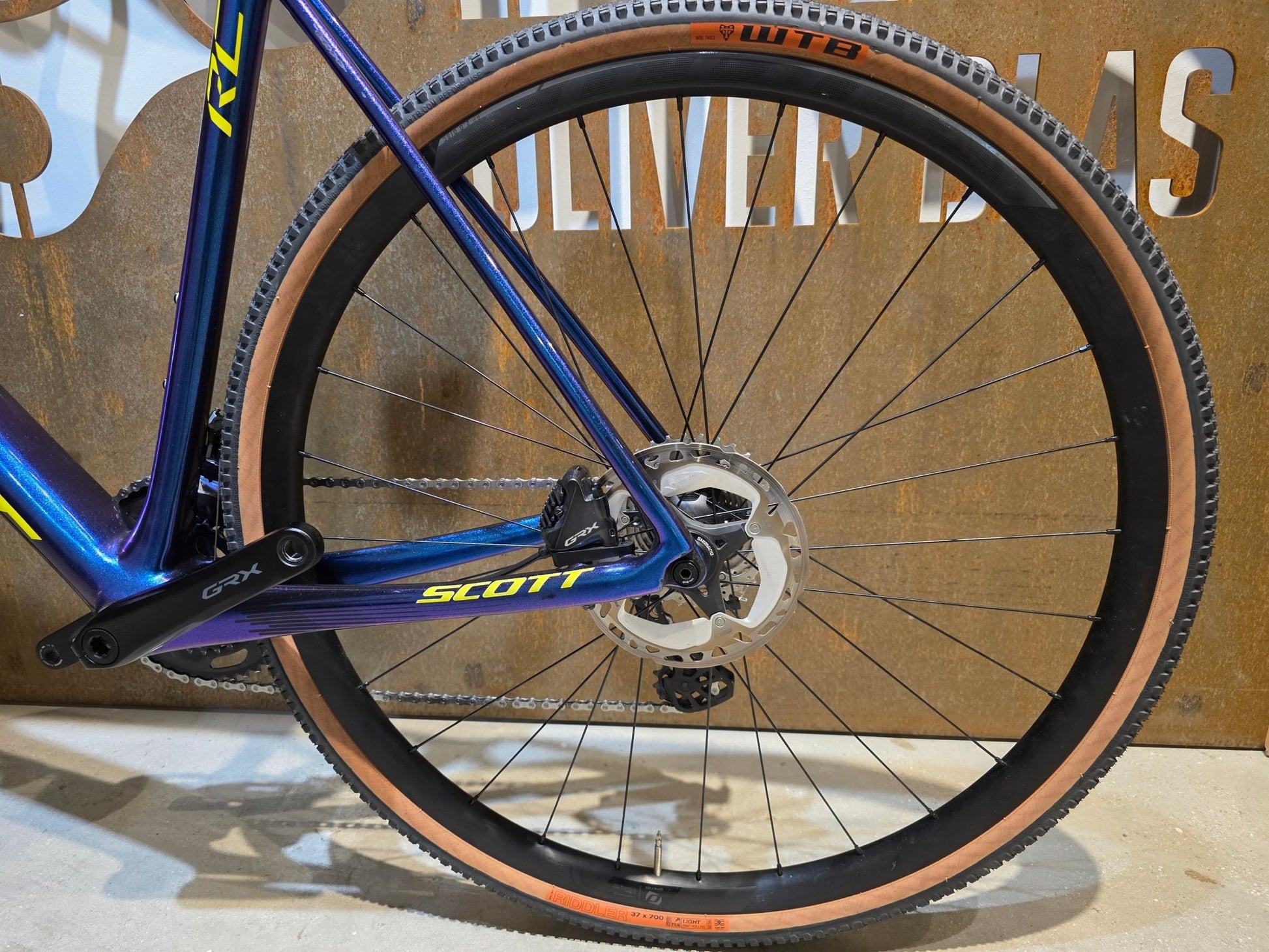 Gravel/Cyclocross von Scott, SCOTT ADDICT CX RC / GRAVEL / L vor USEDBIKES - OB.DE Hintergrund