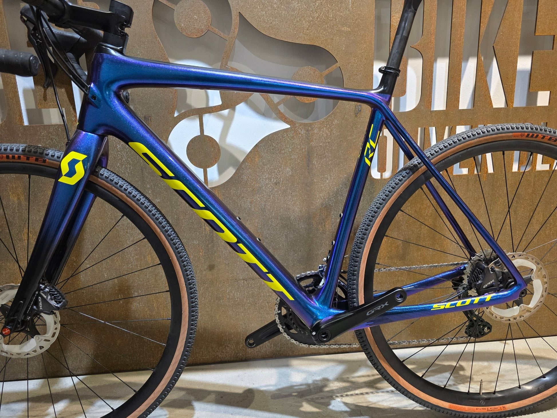 Gravel/Cyclocross von Scott, SCOTT ADDICT CX RC / GRAVEL / L vor USEDBIKES - OB.DE Hintergrund