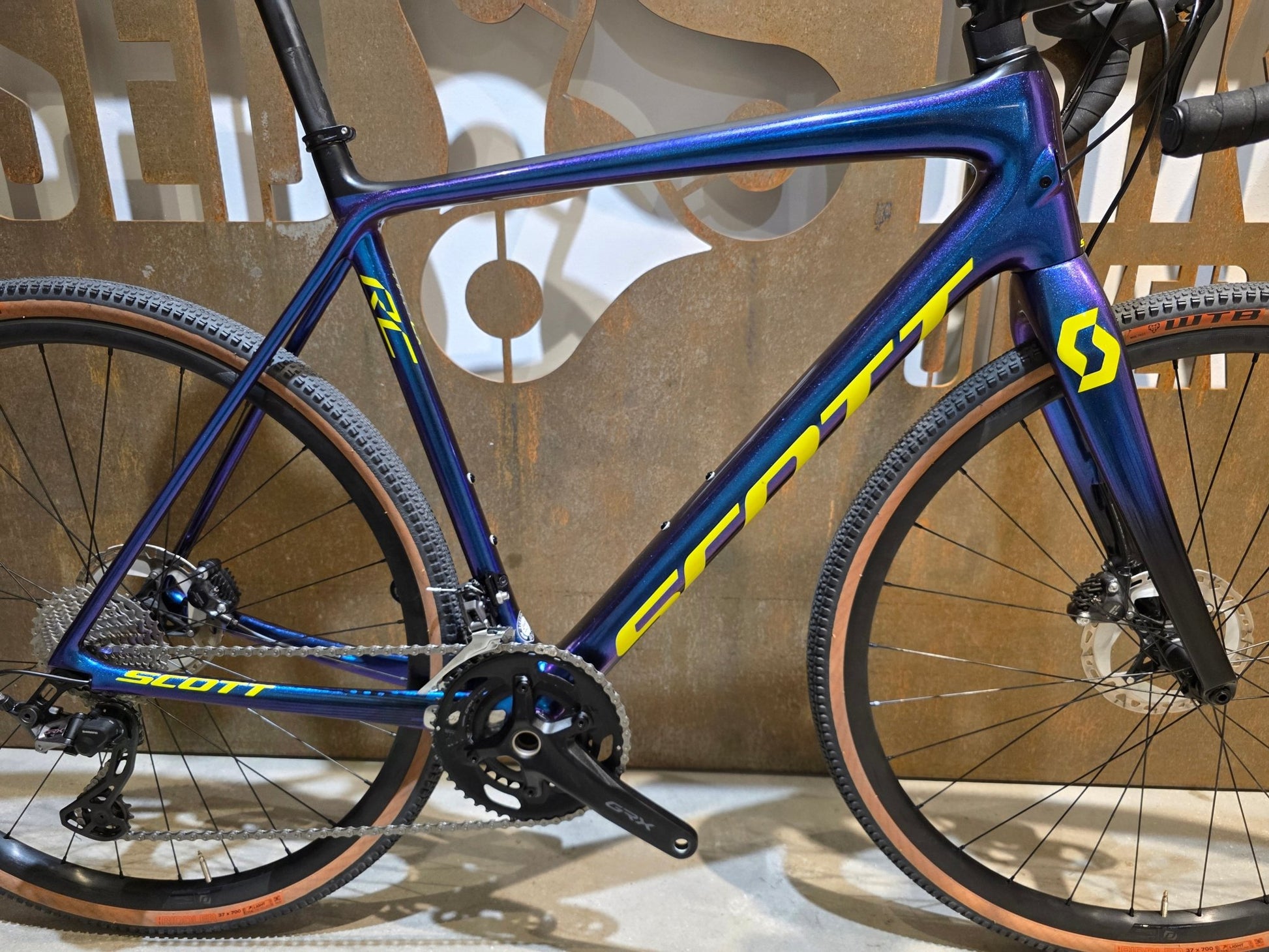 Gravel/Cyclocross von Scott, SCOTT ADDICT CX RC / GRAVEL / L vor USEDBIKES - OB.DE Hintergrund