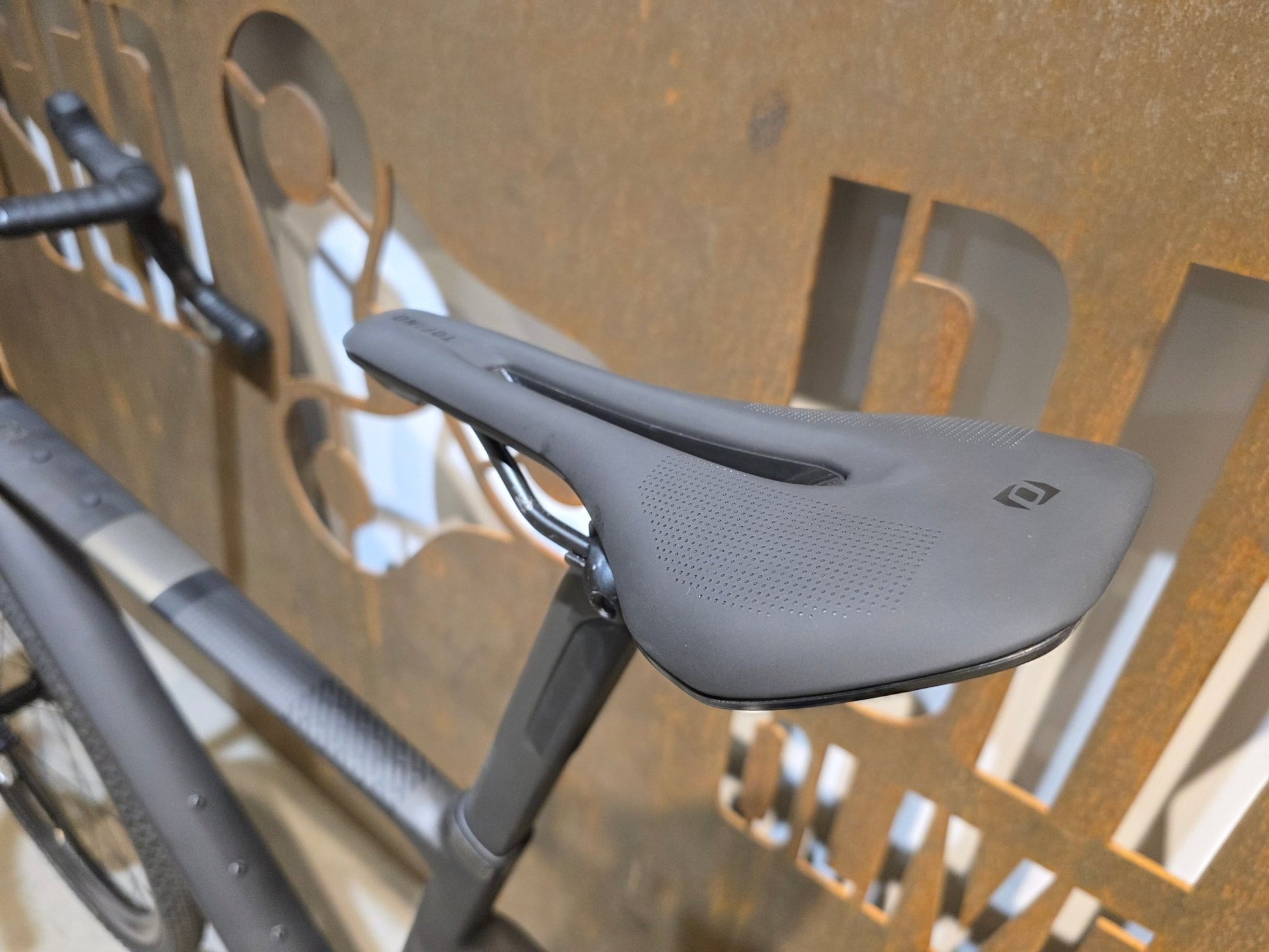 Gravel/Cyclocross von Scott, SCOTT ADDICT GRAVEL 10 / CARBON BLACK / M vor USEDBIKES - OB.DE Hintergrund